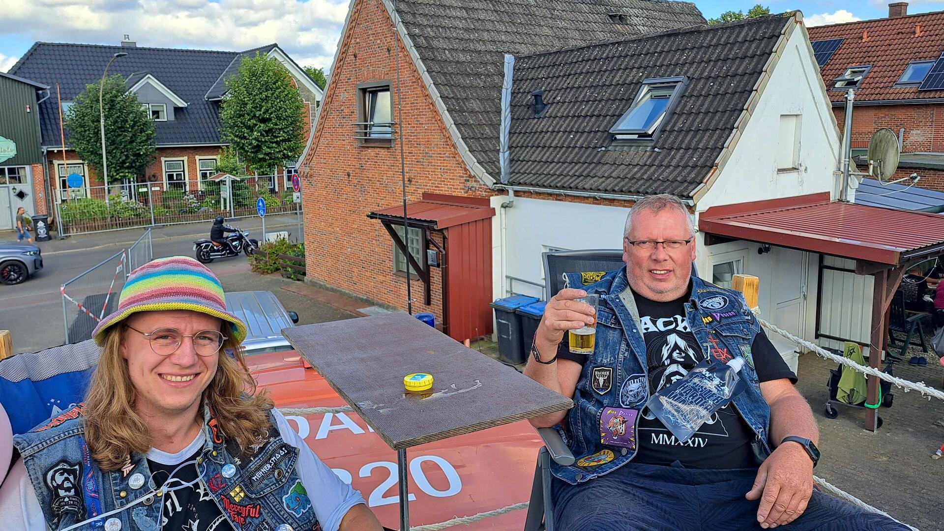 Martin Bohmann aus Osnabrück hat sich seinen Traum erfüllt: Ein Haus im Kult-Dorf Wacken, um beim Metal-Festival nicht mehr zelten zu müssen. Seine Frau ist auch immer dabei.