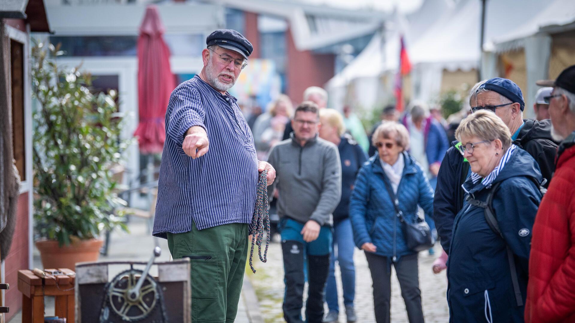 Martin Dücker aus Hagen im Bremischen zeigt den Gästen, wie Seile und Taue von Hand hergestellt werden.