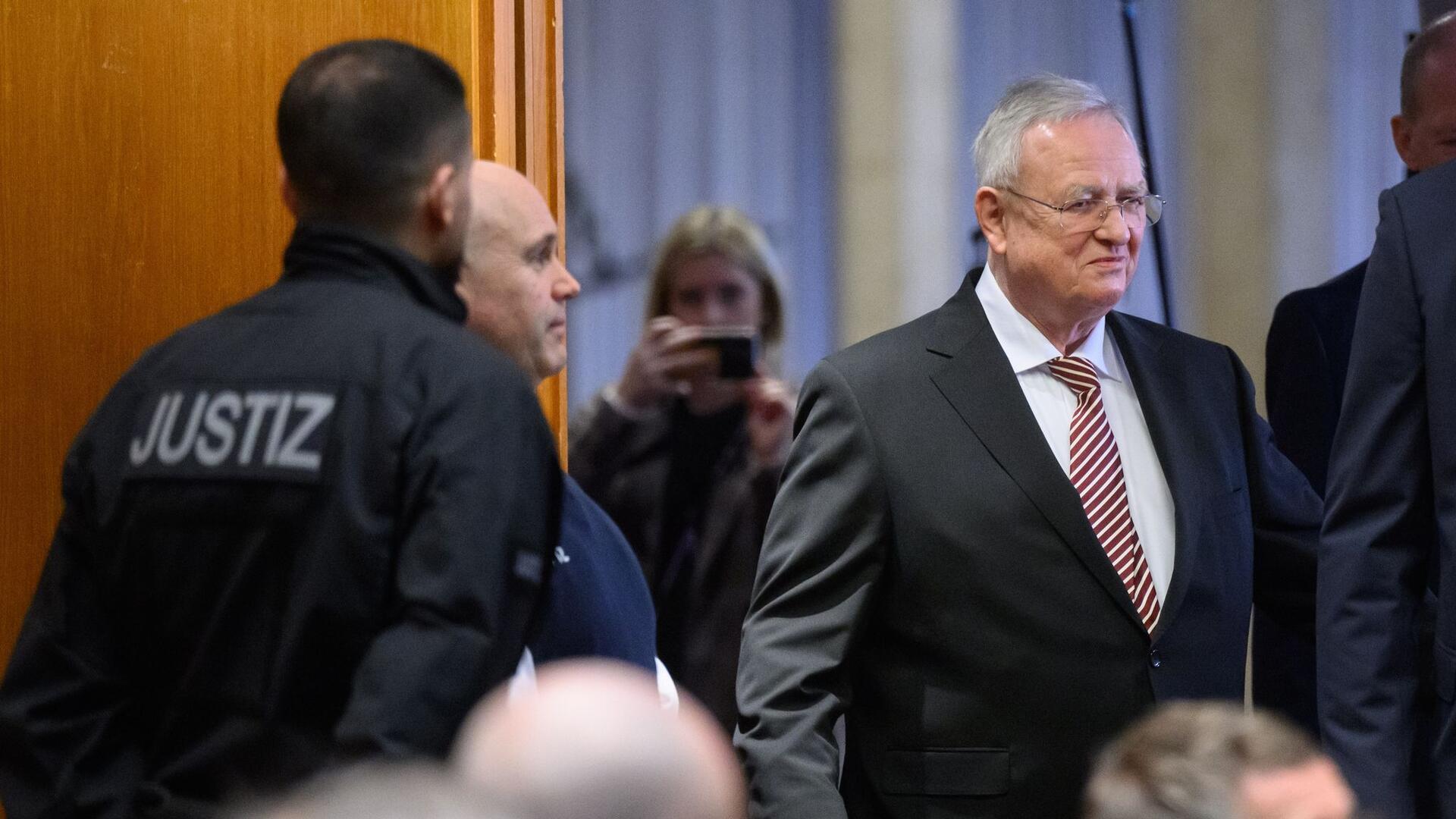 Martin Winterkorn, ehemaliger Vorstandsvorsitzender der Volkswagen AG, kommt in einen Saal in der Stadthalle Braunschweig.