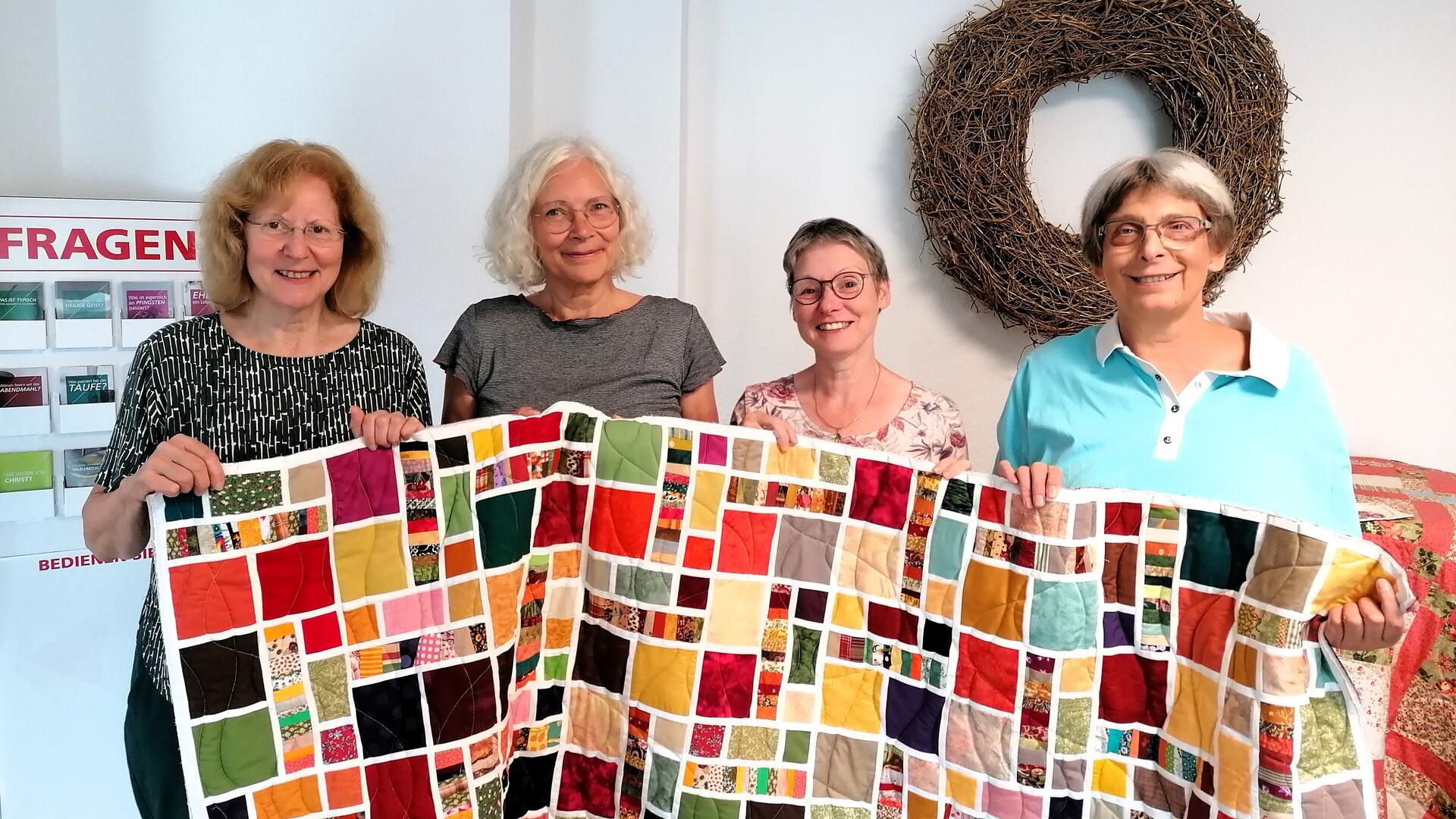 Martine Claassen, Ulrike Tost, Sabine Schneider und Kerstin Bredemeier von der Patchwork-Gruppe des Nachbarschaftsladens Engeo freuen sich auf die Ausstellung. 