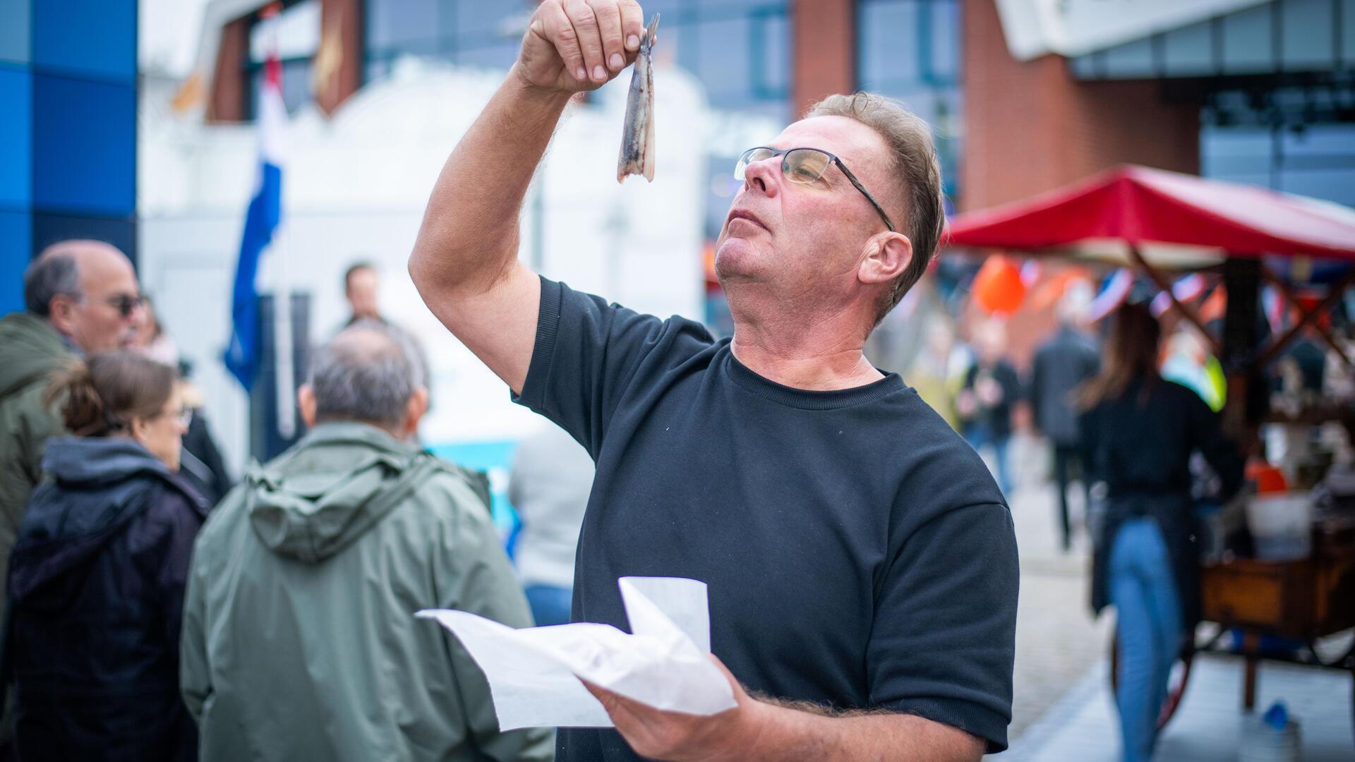 Matjesfachmann Lammert Wiers brachte seine Delikatessen aus den Niederlanden wieder mit.