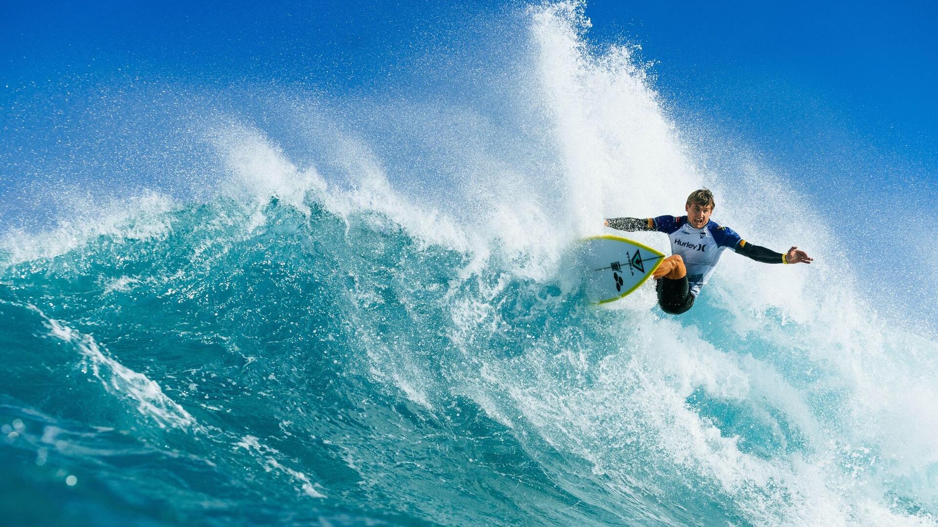 Matthew McGillivray aus Südafrika surft beim Hurley Pro Sunset Beach Wettbewerb auf Hawaii.