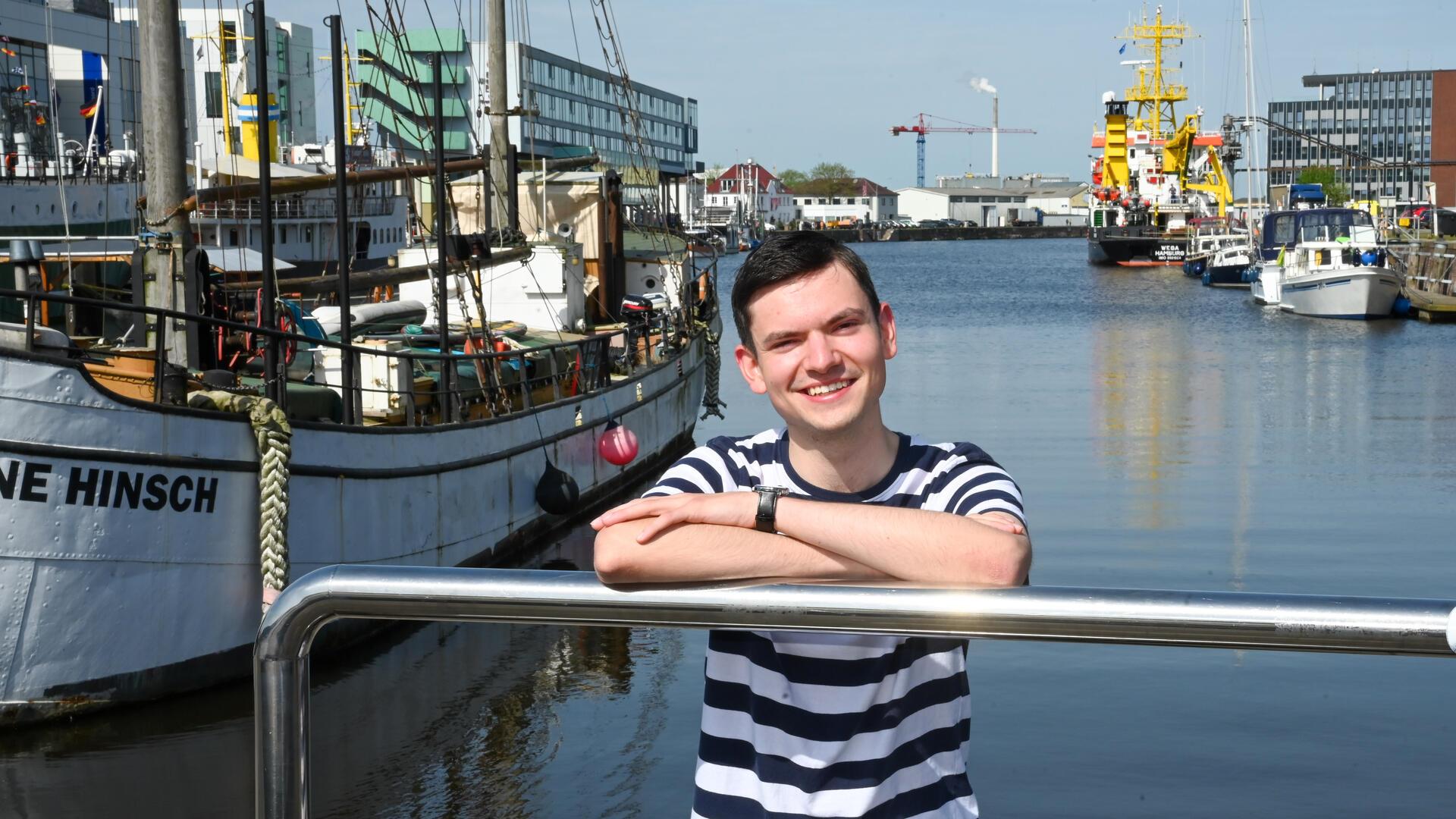 Maximilian Püchler ist fasziniert von Bremerhaven. Der 21-Jährige ist als Reiseleiter auf den Phoenix-Kreuzfahrten angestellt - deren Flotte ist in Bremerhaven zu Hause. Er und seine Mutter jetzt auch. Von daheim im Wulsdorfer Warringsquartier aus ist es nur ein Katzensprung in den Fischereihafen.