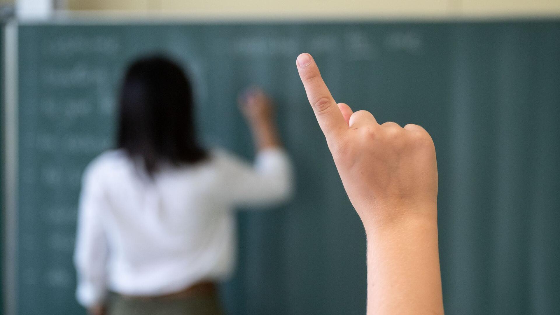 Ein Schüler meldet sich im Unterricht.