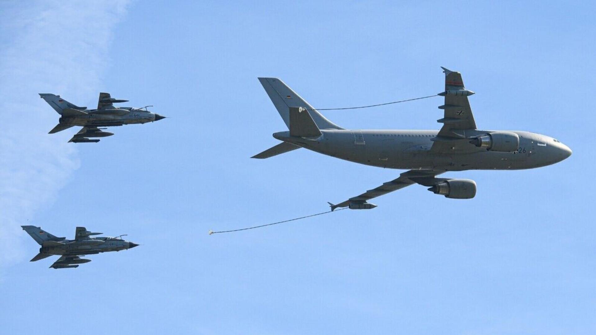 Mehrere Flugzeuge zogen am Dienstag die Blicke auf sich und ließen Beobachter in Cuxhaven rätseln, was genau vor sich ging. Symbolbild: Michael