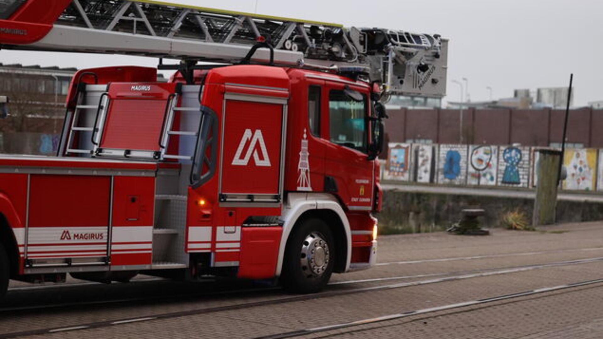 Mehrere Rettungskräfte sind vor Ort, um die Situation schnell unter Kontrolle zu bringen und die Person zu bergen.