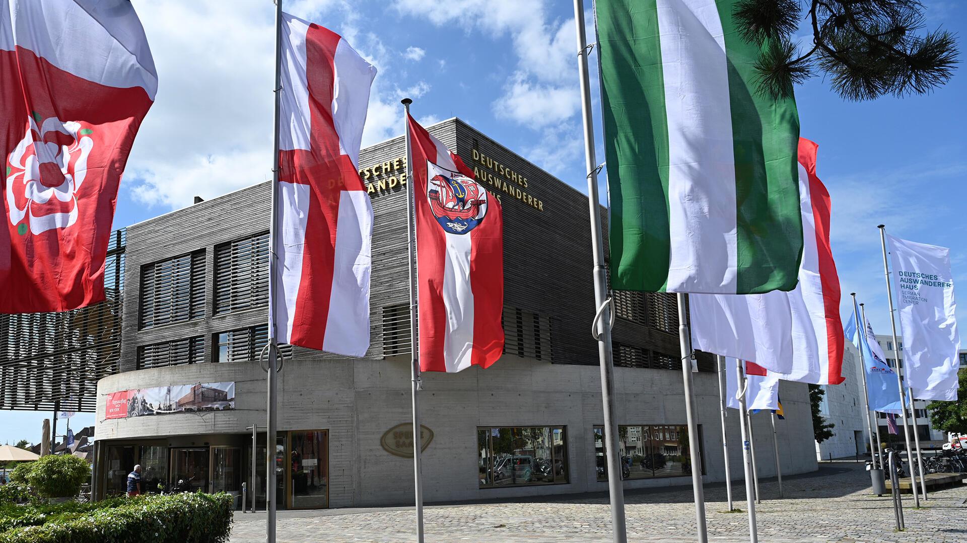 Flaggen vor einem Gebäude. 