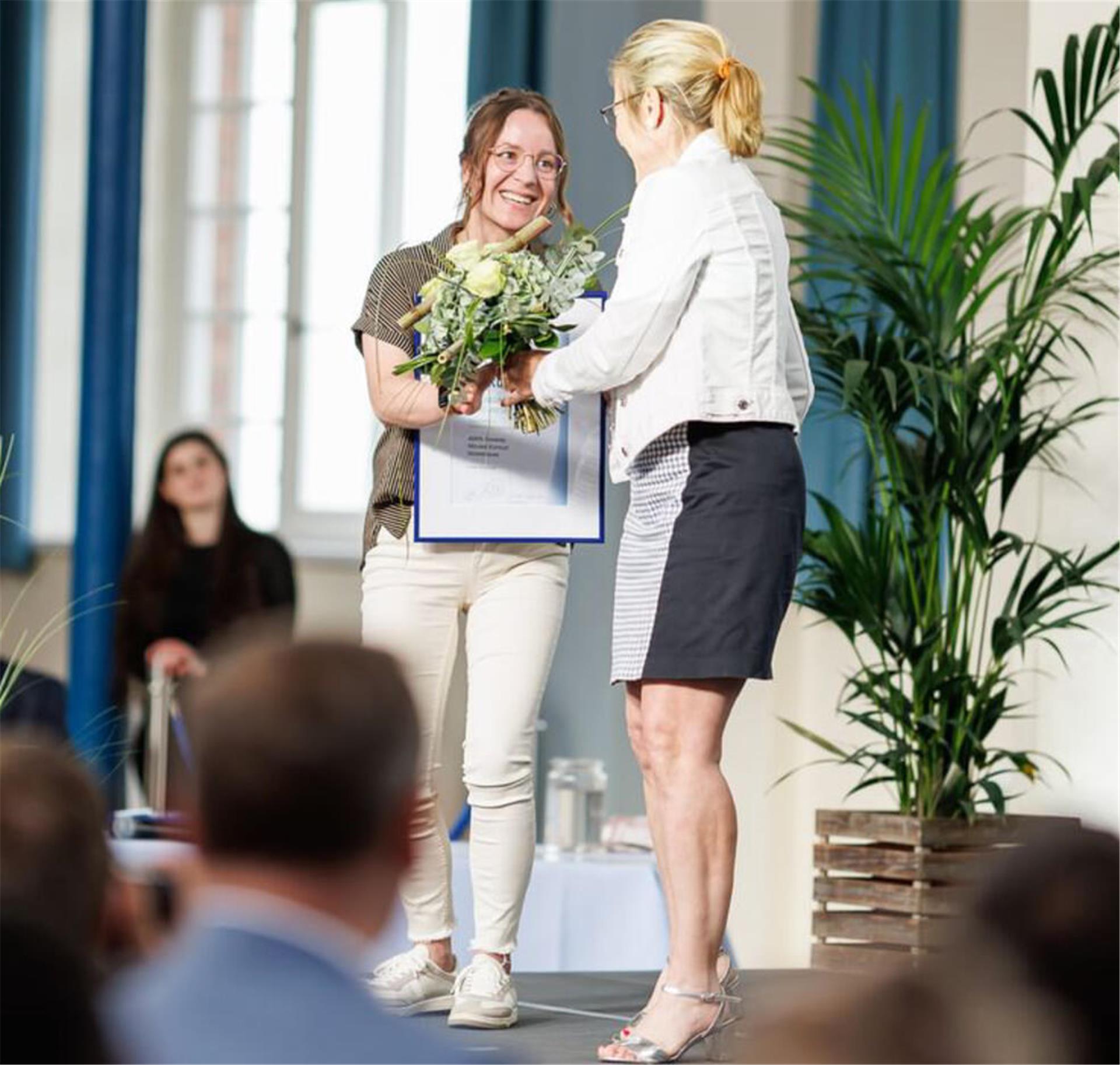 Melanie Klefeldt gewinnt den IHK-Gründungspreis für soziales Engagement in den Hapag-Hallen in Cuxhaven.