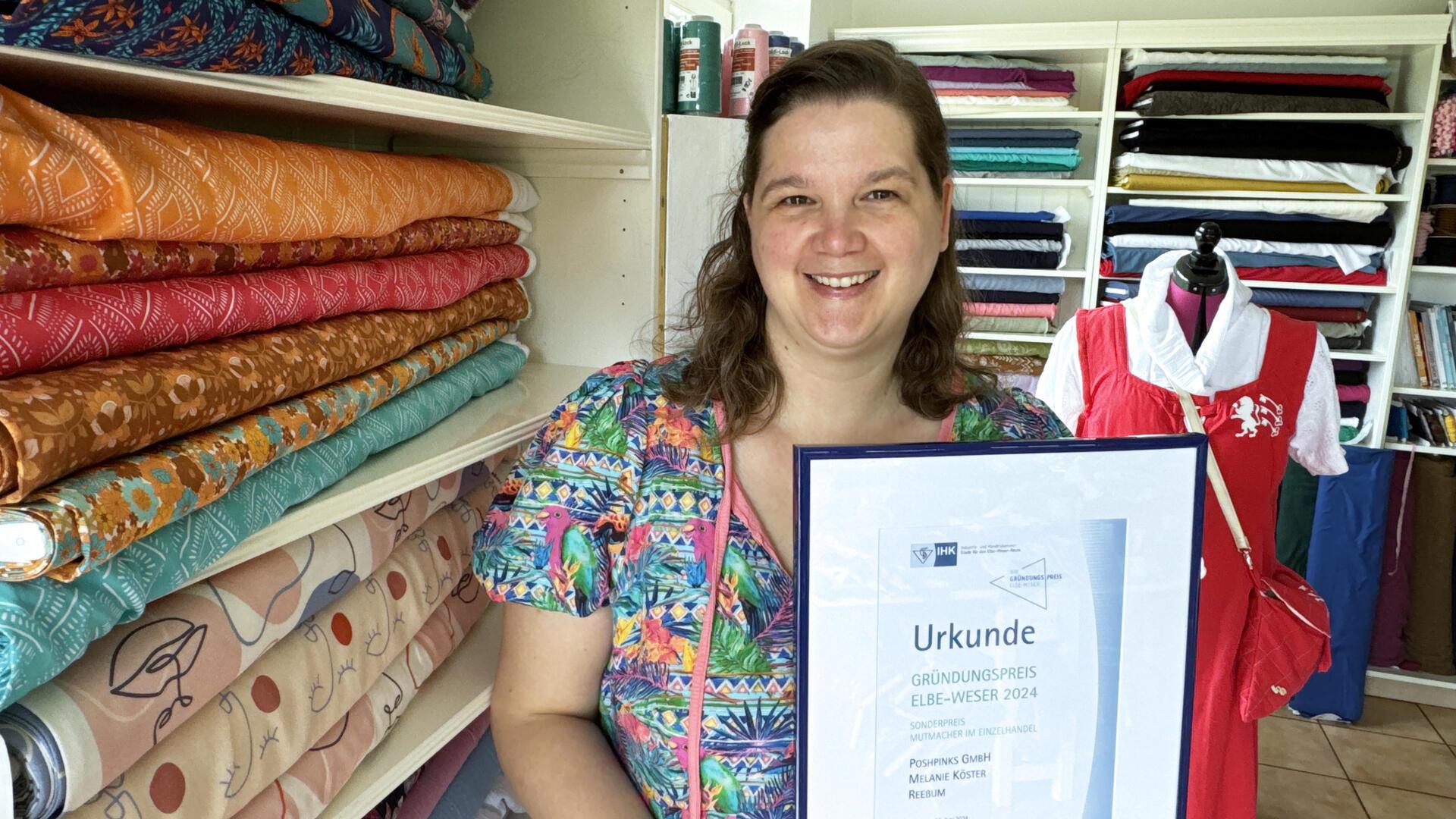 Melanie Köster von „Poshpinks“ in Sottrum hat von der IHK den Sonderpreis „Mutmacher im Einzelhandel“ bekommen.