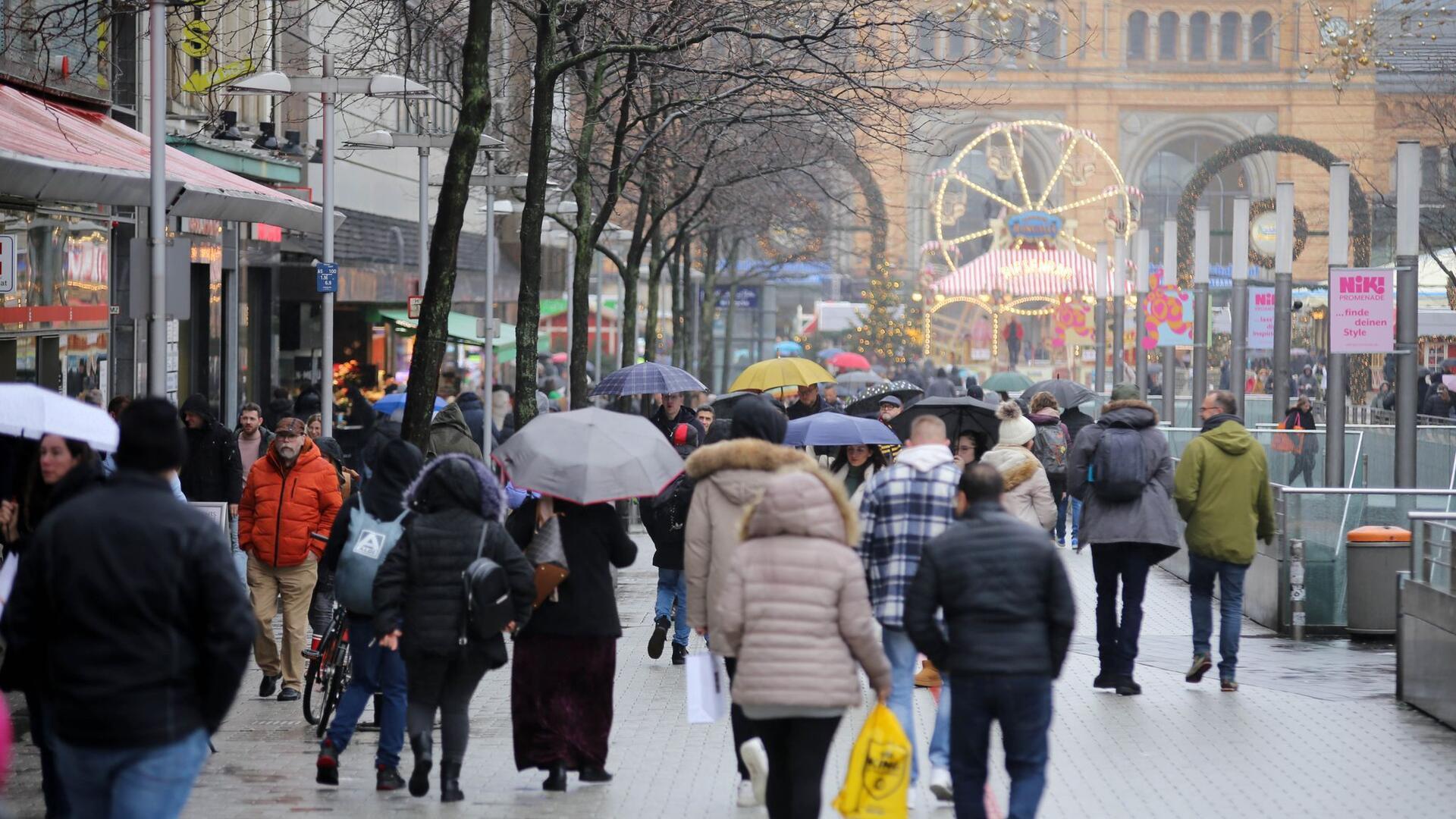 Menschen gehen durch die Fußgängerzone von Hannover.