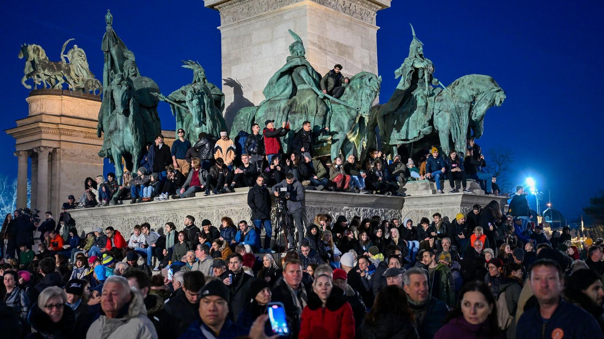 Menschen nehmen an einer Demonstration auf dem Heldenplatz in Budapest teil. Die Demonstrierenden fordern einen Wandel in der politischen Kultur des Landes, nachdem Ungarns Staatspräsidentin Katalin Novak auf Druck von Opposition und Regierung zurückgetreten ist.