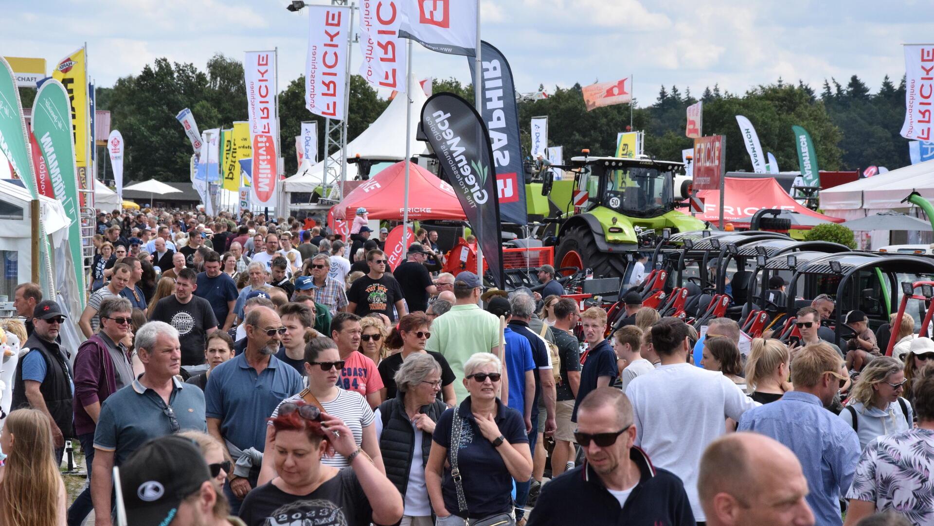 Menschen und Technik: Tausende Besucher strömen entlang von Landmaschinen und Ständen der insgesamt 750 Aussteller.