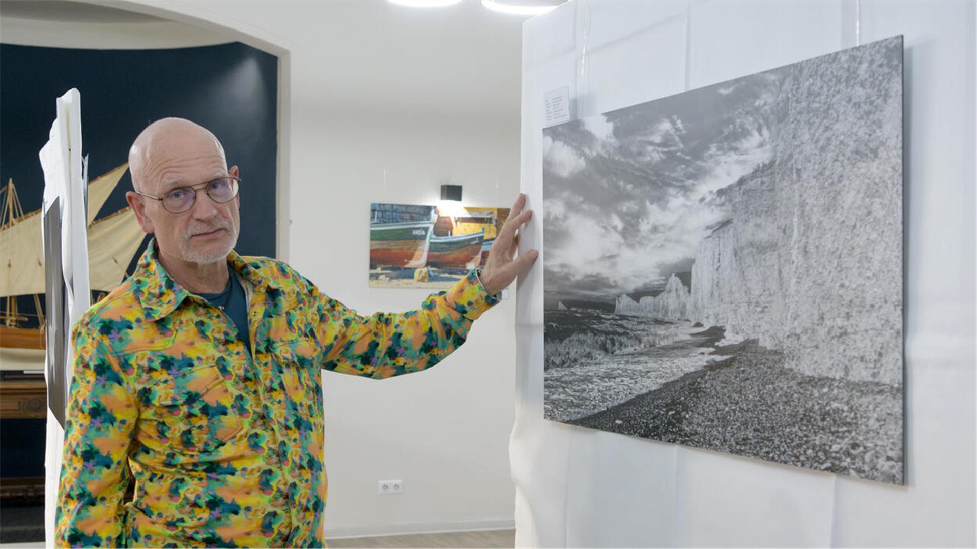 Michael Bork mit einem seiner Ausstellungsbilder