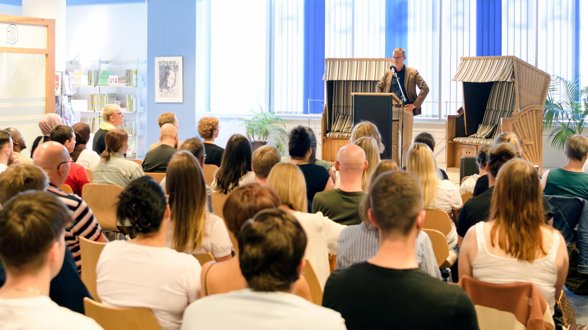 Michael Frost begrüßt die neuen Schulbeschäftigten in der Stadtbibliothek Bremerhaven. 