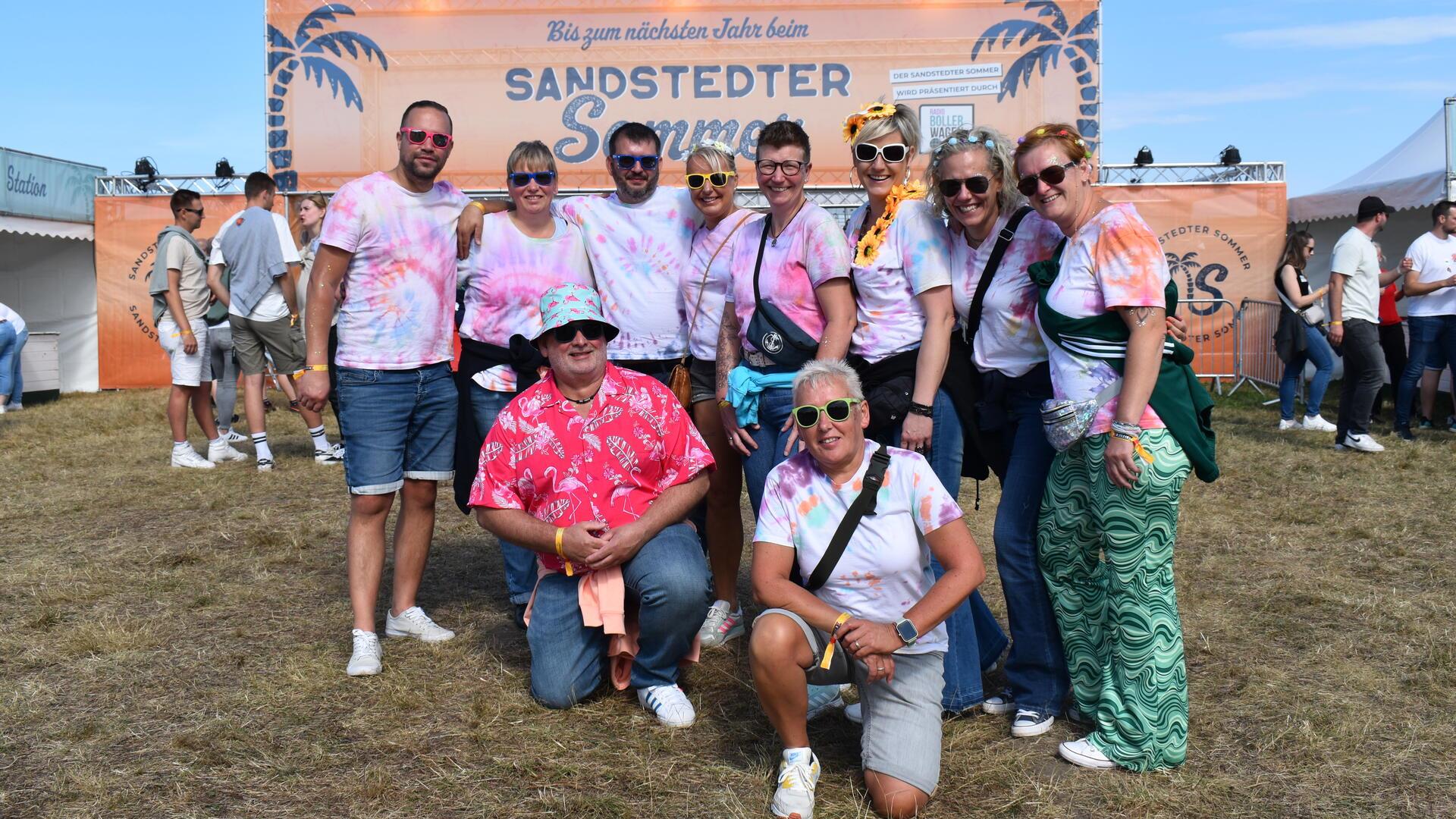 Mietbus zur Malle-Party: Diese Gruppe hat sich einen Bus gemietet, um zusammen zum „Sandstedter Sommer“ zu fahren.
