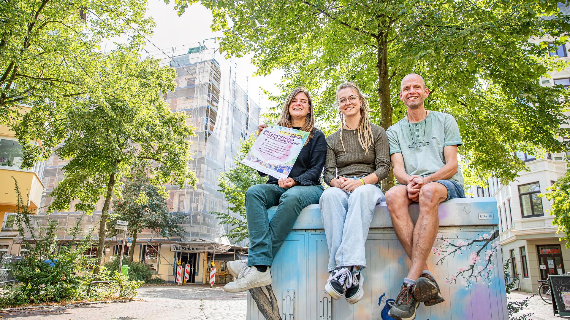 Miriam Gieseking (links) und Jana Herfort von der Quartiersmeisterei Lehe sowie Olaf Dietzel planen das Goethestraßenfest.