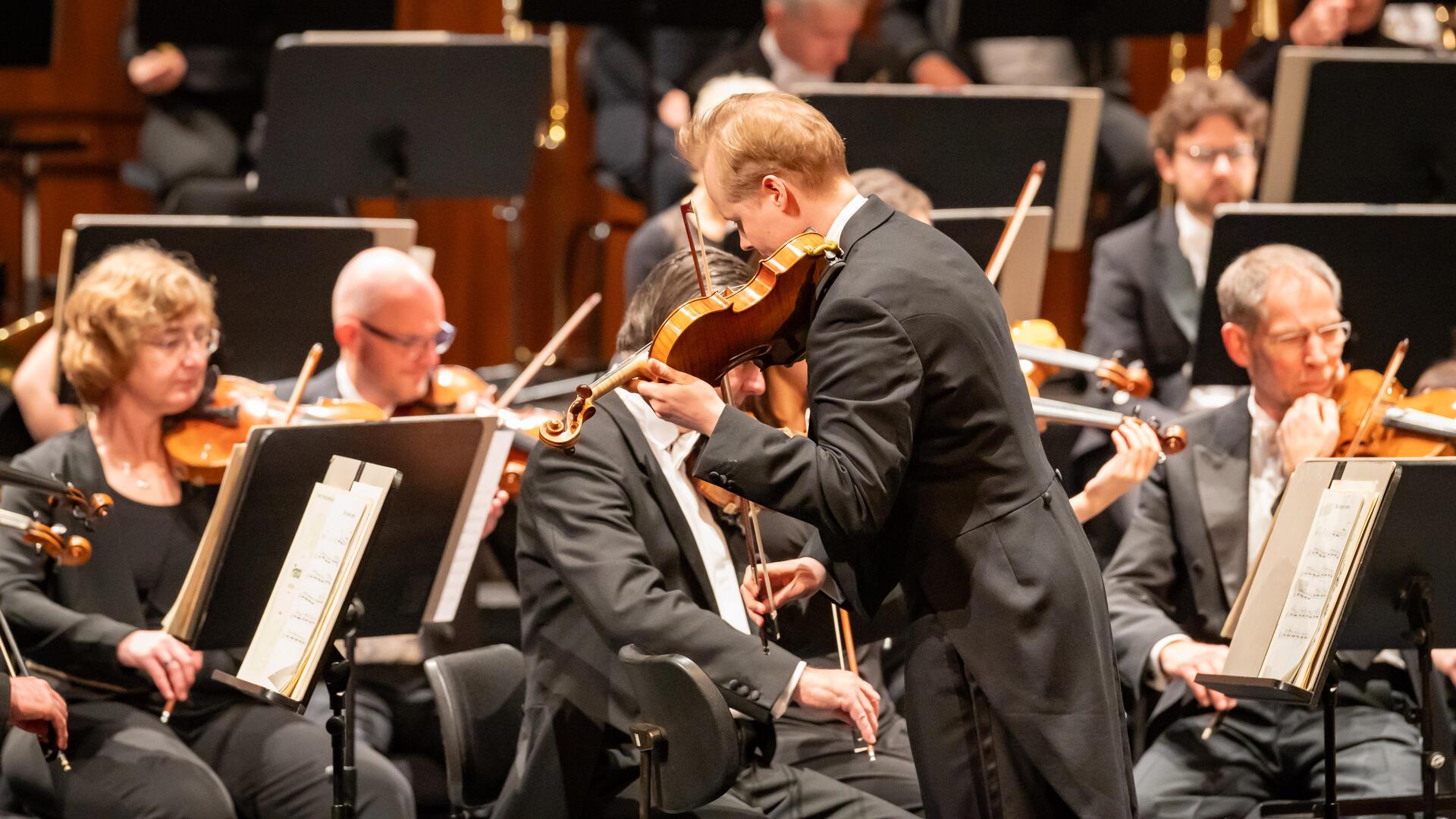 Misstöne zwischen Intendant und Philharmonischem Orchester Bremerhaven. Der Vorstand des Orchesters kritisiert die Vorgehensweise bei der Suche nach einem neuen Generalmusikdirektor.