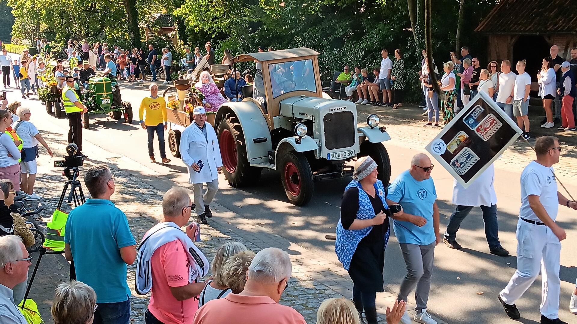 Mit 42 Wagen und Menschengruppen waren einige Hundert Leute auf der Straße in Elsdorf unterwegs.