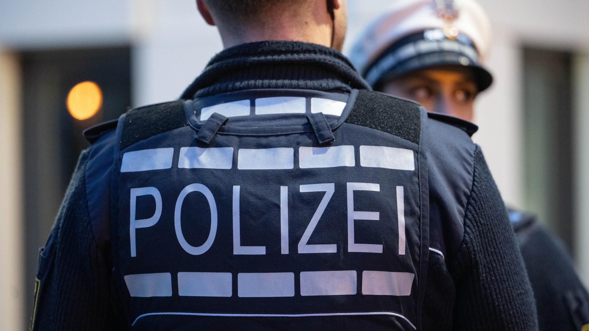 Rückansicht eines Polizeibeamten