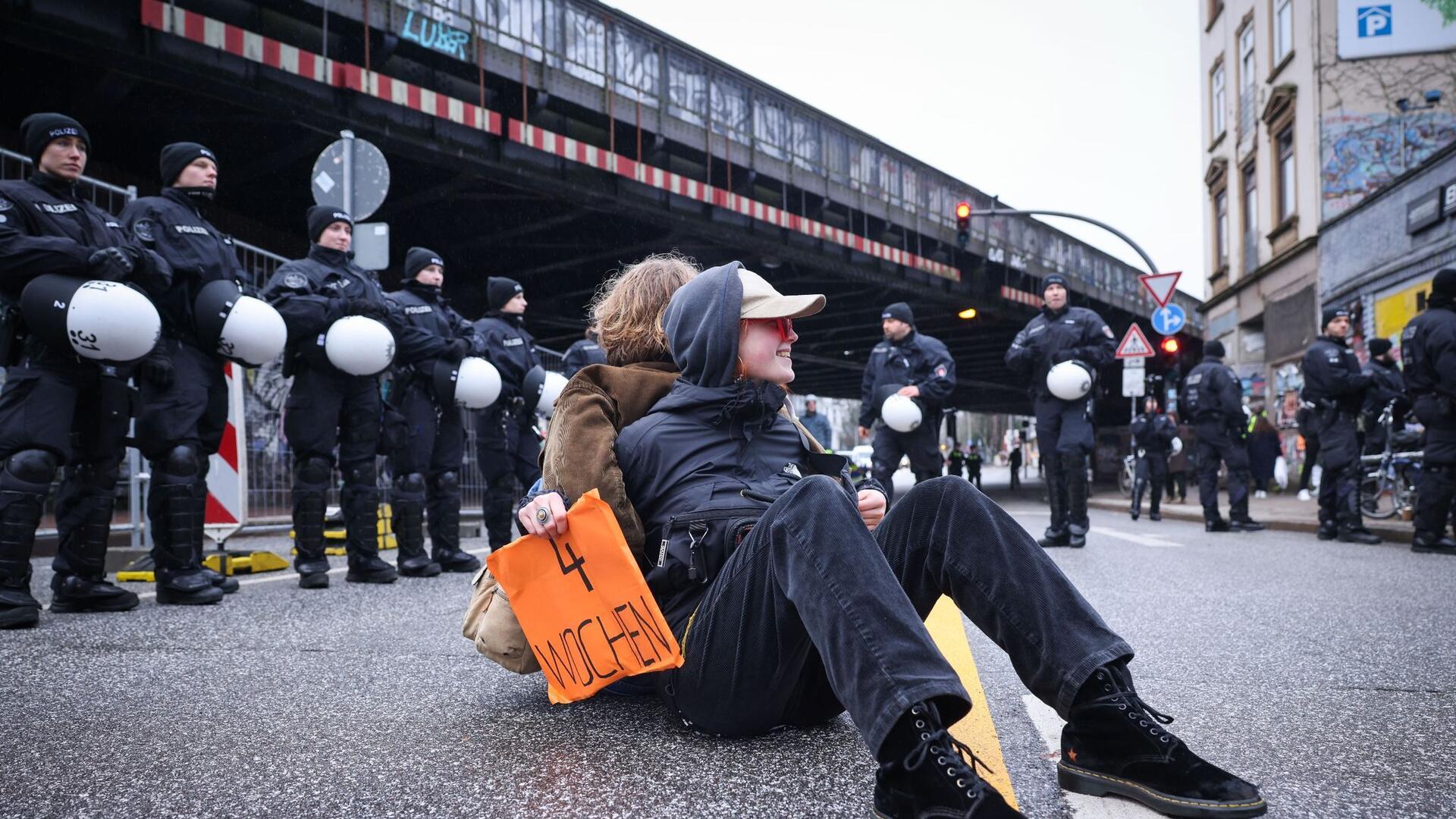 Mit Blockaden wollen Demonstrierende den Beginn der Abrissarbeiten an der Hamburger Sternbrücke verhindern. Die alte Brücke muss aufgrund umstrittener Baupläne der Bahn weichen.