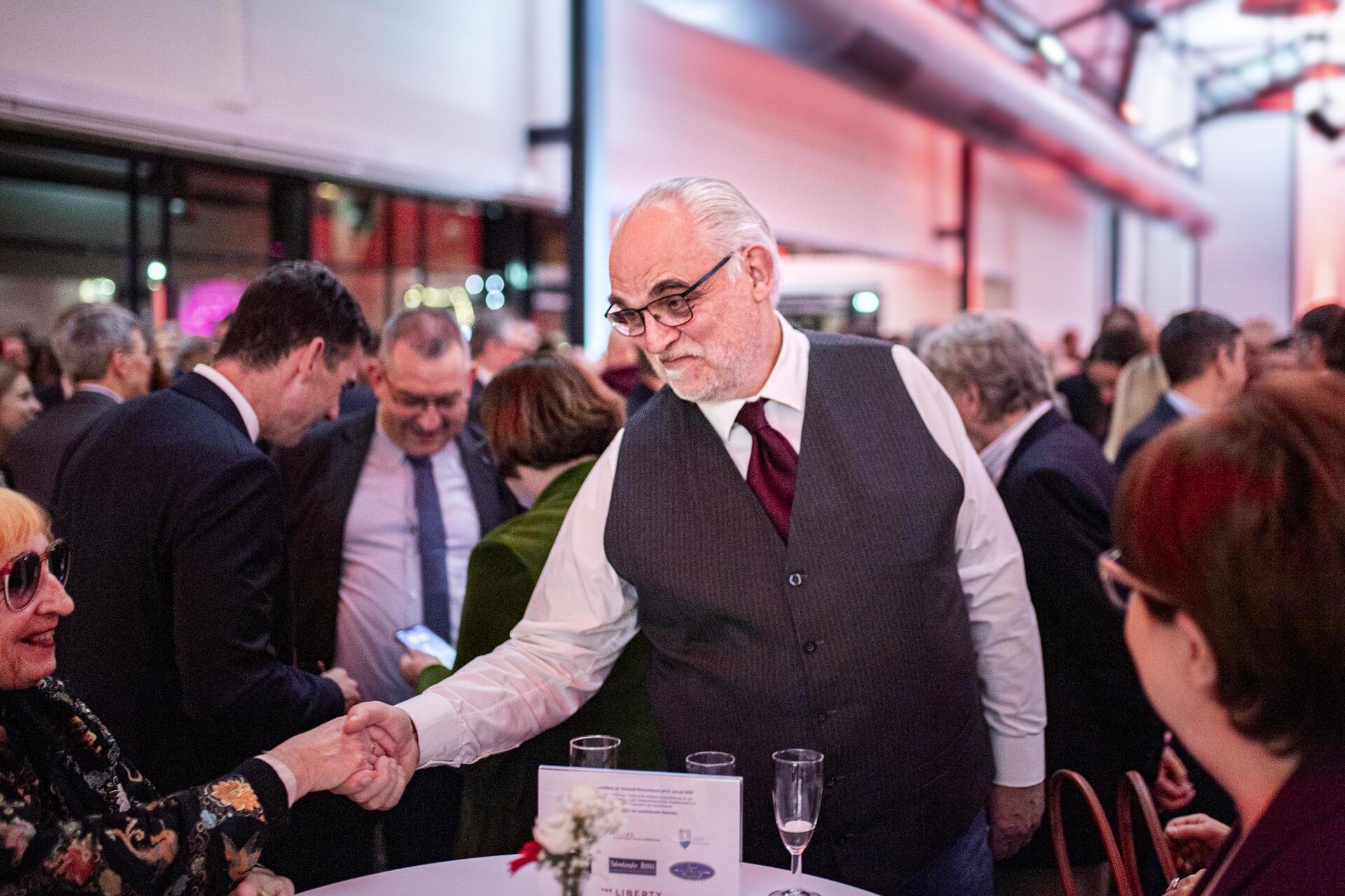 Mit Charme und Höflichkeit – der Gentleman begrüßt die Gäste persönlich.