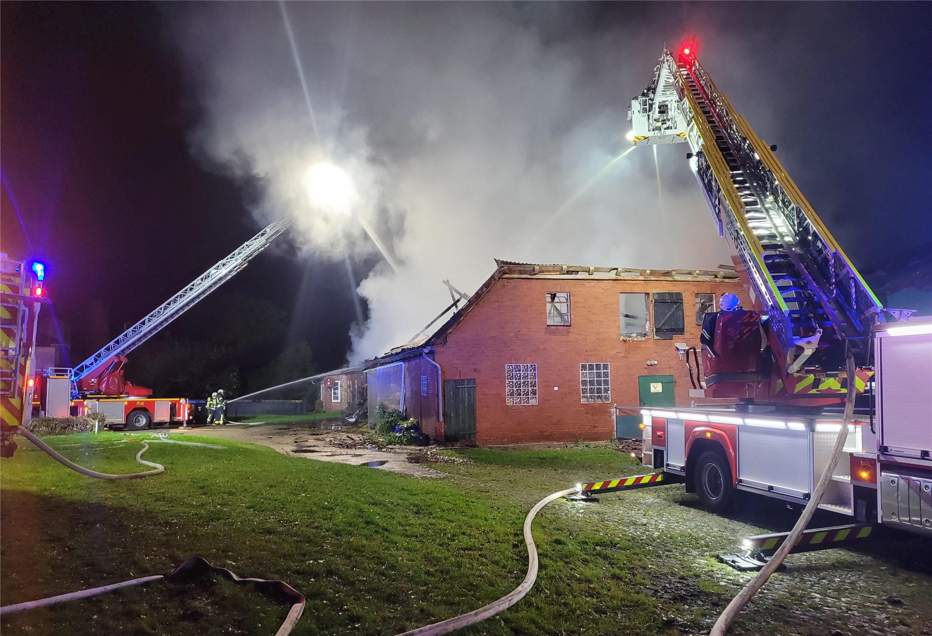 Mit Drehleitern wurde der Brand „von oben“ gelöscht.