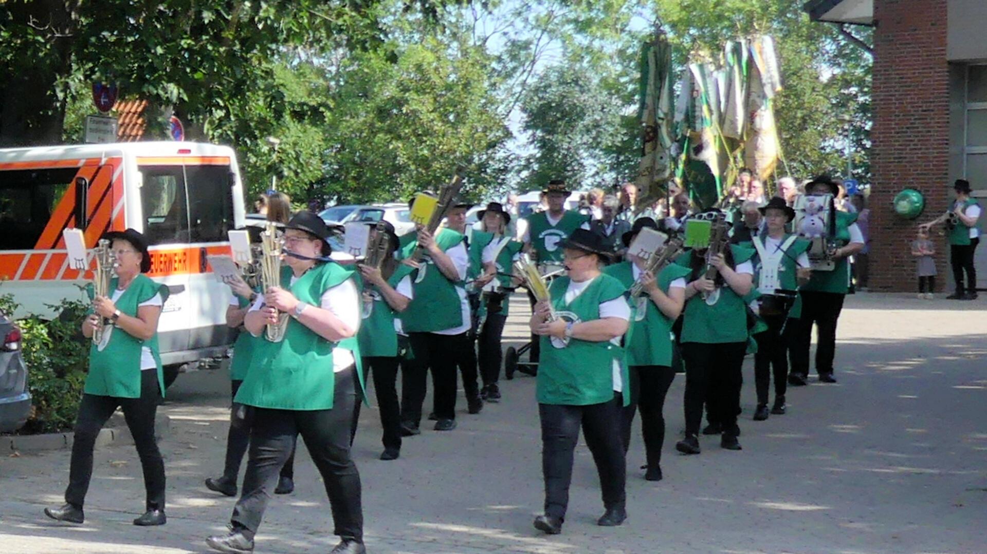 Mit dem Musikzug Rodenkirchen vorneweg starteten die Imsumer Schützen ihren Umzug.