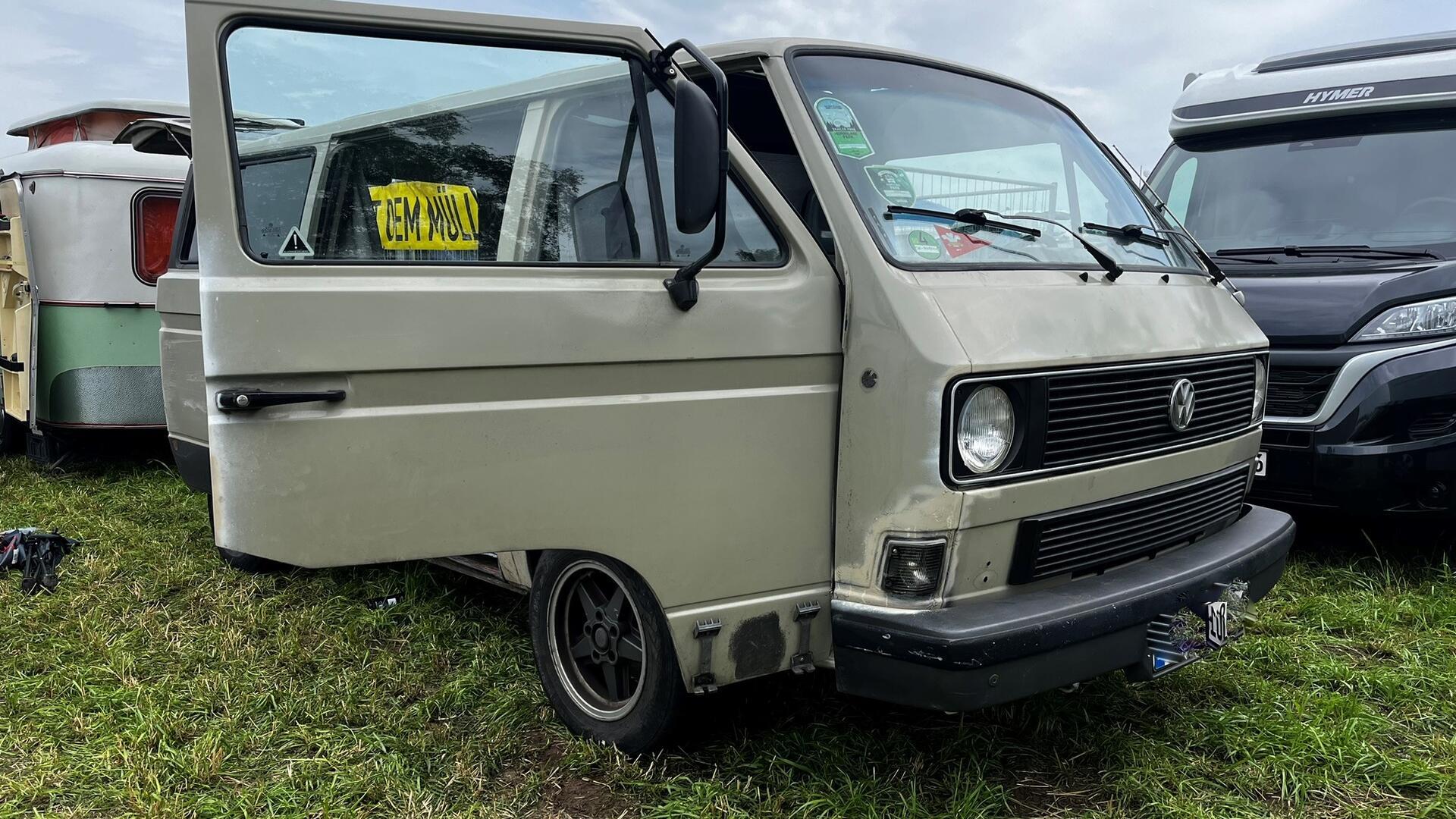 Zeltplatz mit Wohnwagen und Campern. 