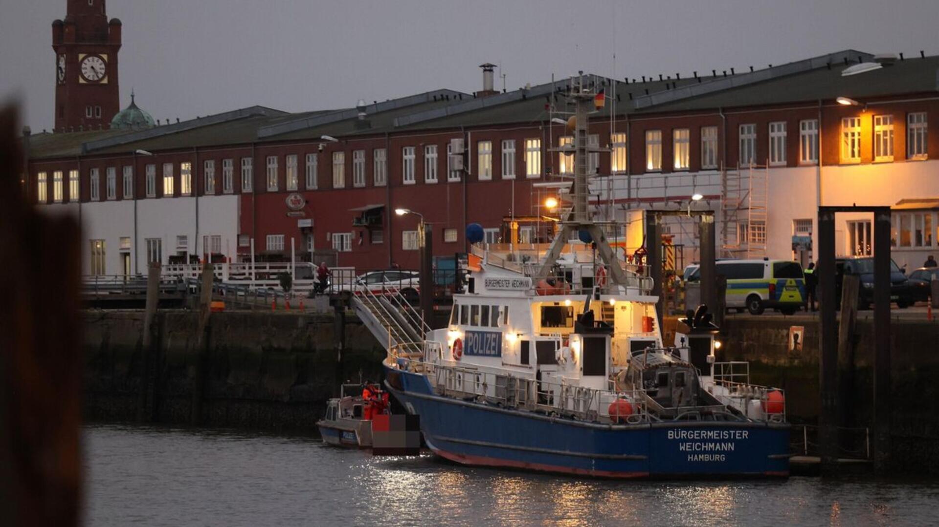 Mit dem kleinen Beiboot (links neben dem Wasserschutzpolizeiboot "Bürgermeister Weichmann") wurde die Leiche am Mittwochnachmittag an Land gebracht.