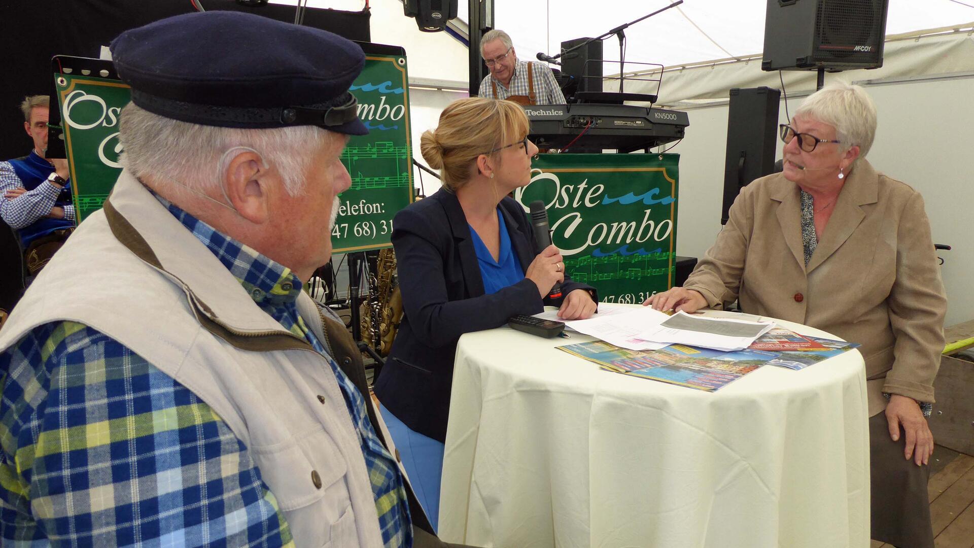 Mit dem plattdeutschen Sketch „Dat Droomschipp“ begeisterten Heiner und Gerhild Wenzlaff sowie deren Tochter Heike Biller die Zuschauer beim Hagener Herbstmarkt.