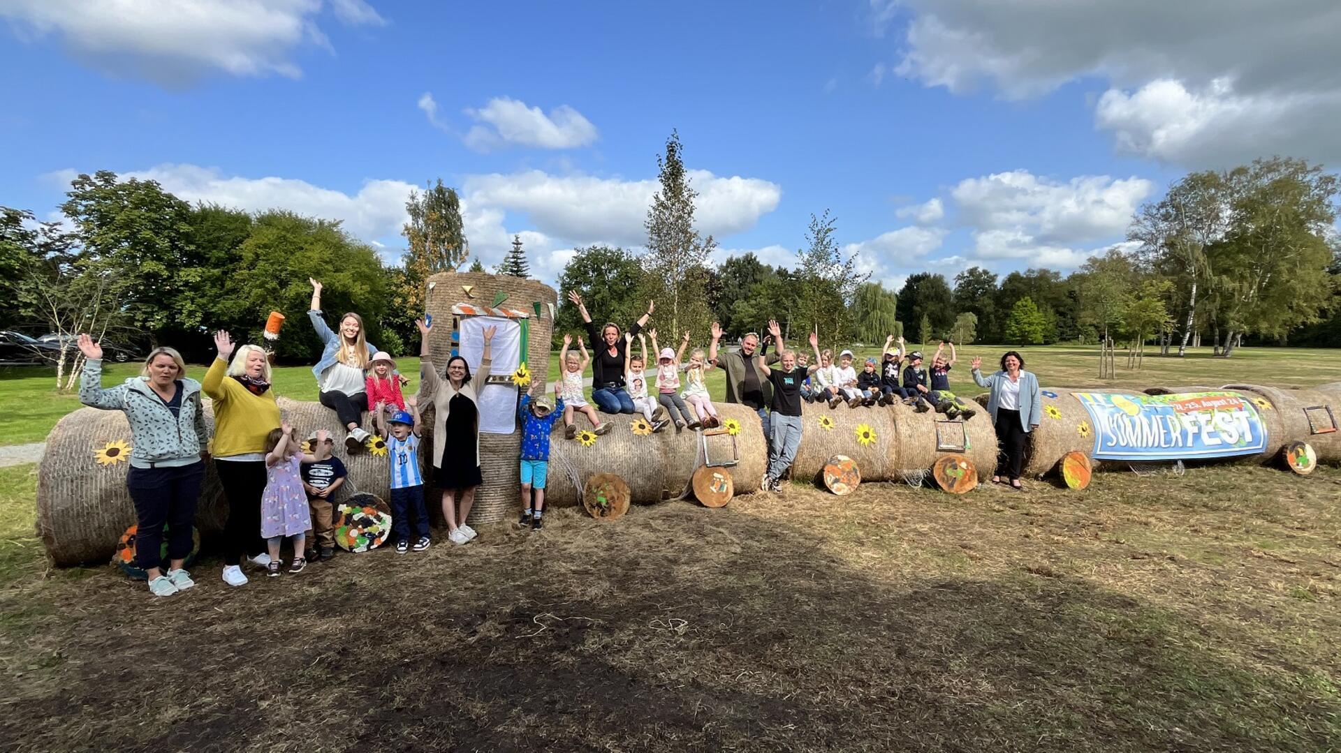 Mit dieser Lokomotive aus Heuballen wirbt die Stadt Geestland für das Beerster Sommerfest.