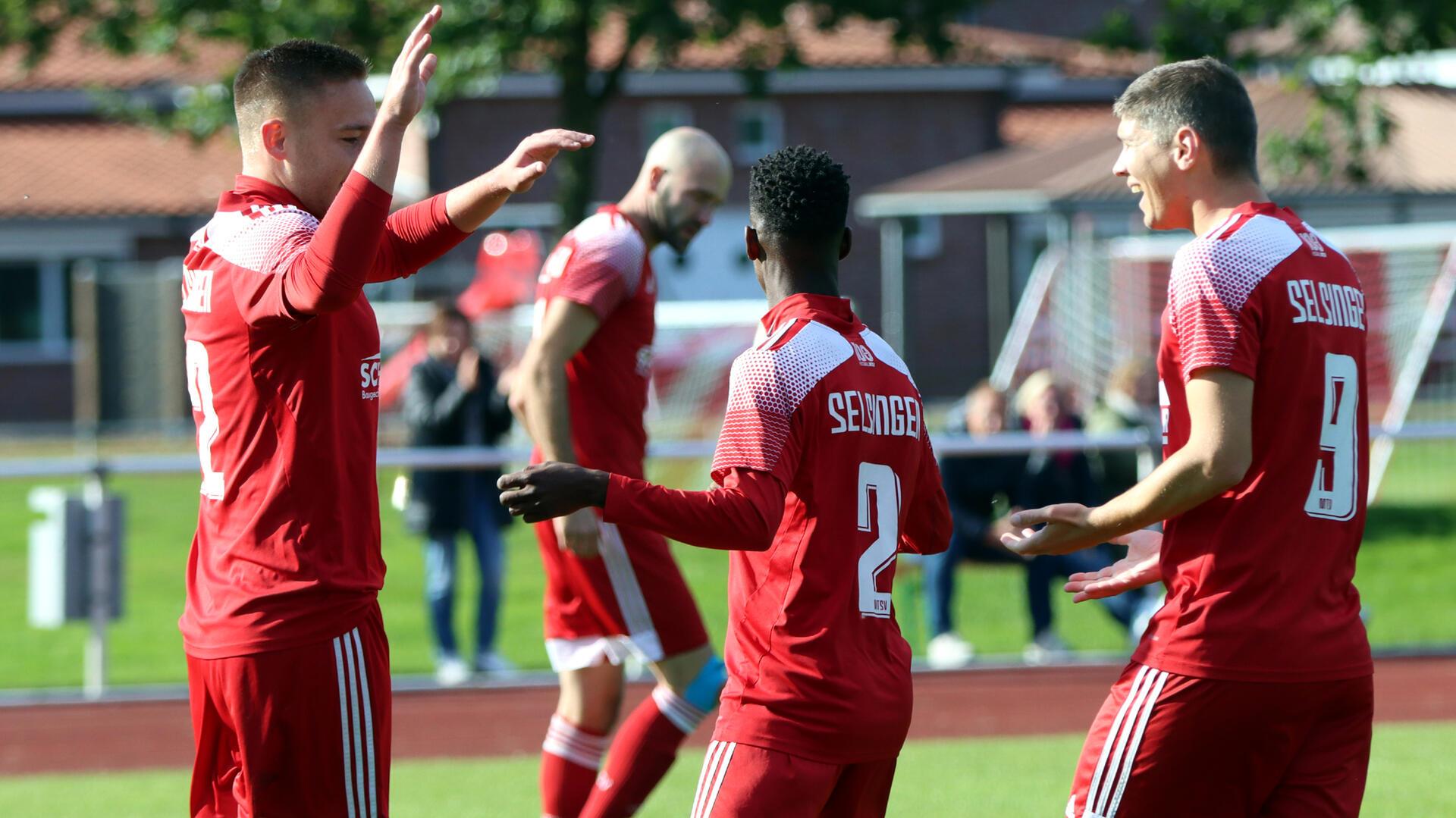 Mit drei Toren wurde Lukas Schotman (li.) zum Matchwinner beim neuen Tabellenführer.