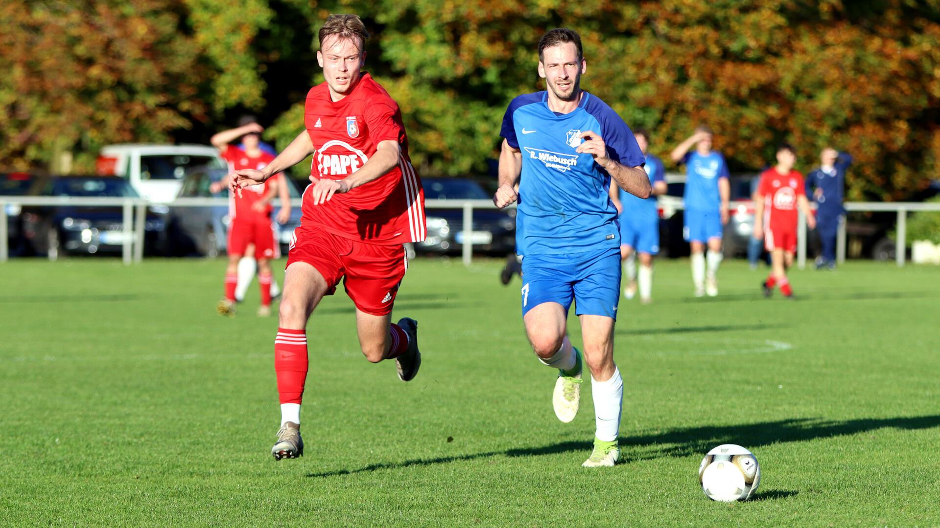 Mit einem Assist zur Führung und dem selbst erzielten 2:0 lieferte Niko Müller, hier gegen Lukas Krägel, bei seinem Heimatbesuch eine starke Performance ab.