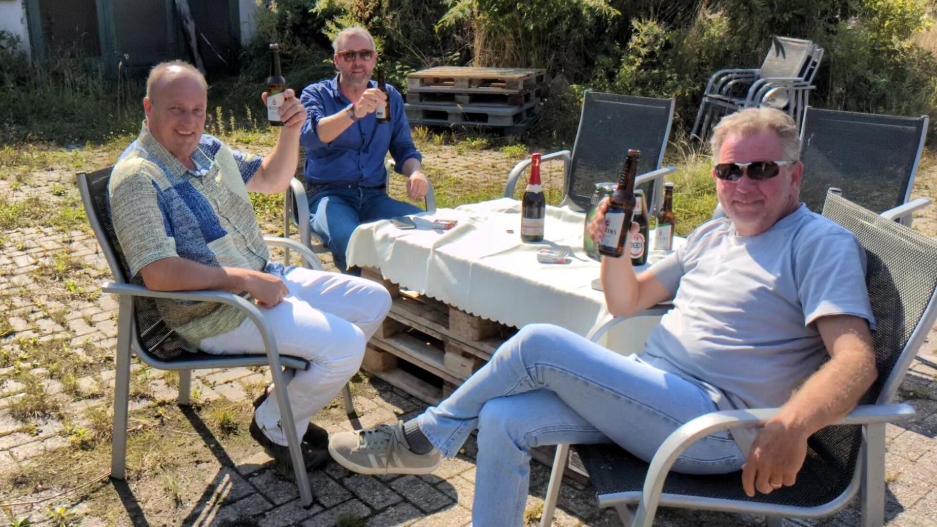 Mit einem Bier stoßen Falko Wahls-Seedorff, Tante-Enso Geschäftsführer Thorsten Bausch und Bauherr Hinrich Meisterknecht (v.l.n.r.) auf den Kauf des Grundstücks an der Osterstader Straße in Sandstedt an. Hier soll demnächst ein "Tante Enso-Supermarkt" die Nahversorgung stärken.
