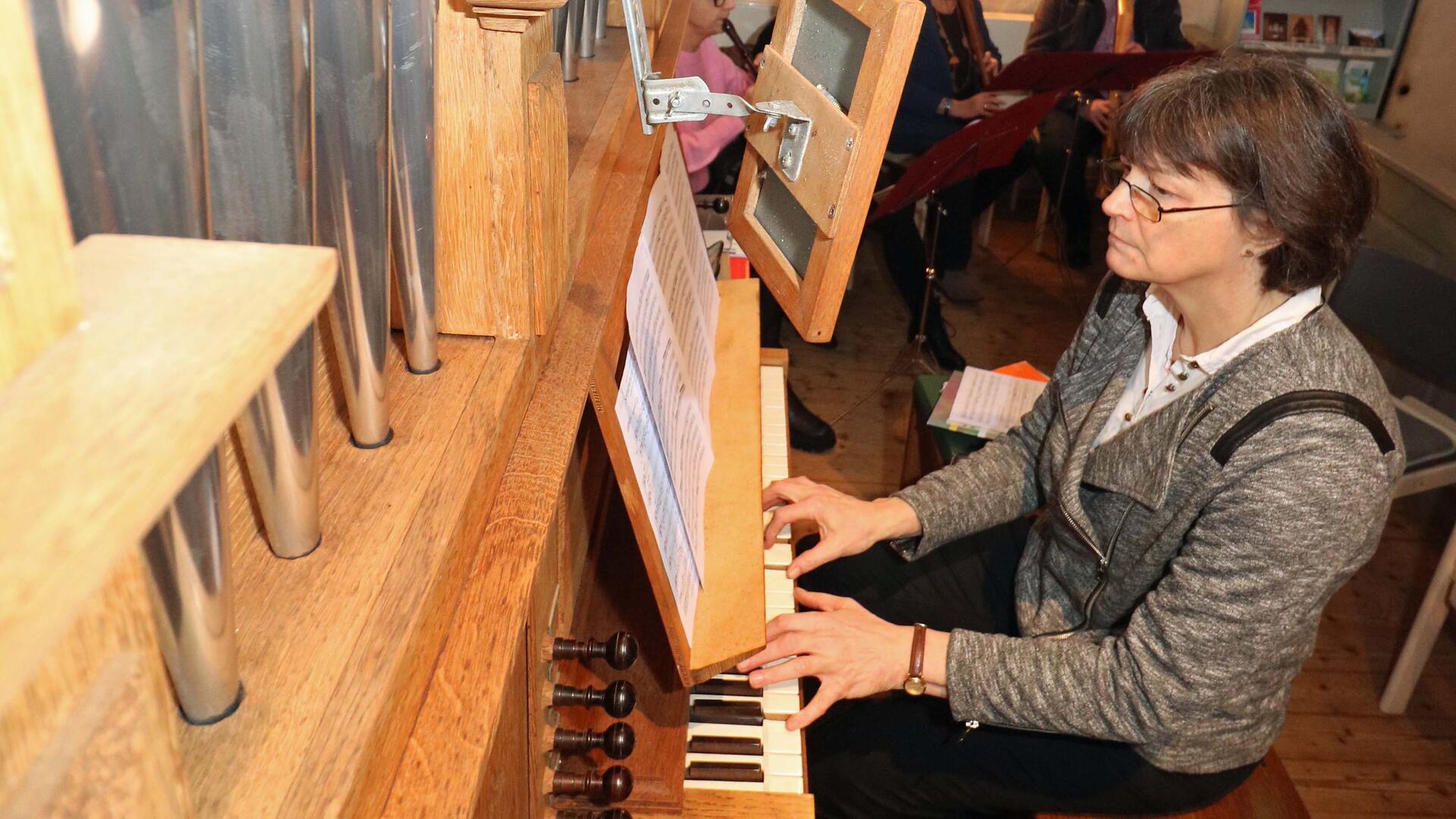 Mit einem „Heimspiel“ weihte die Wulsbütteler Kirchenmusikerin Sabine Steilen die Orgel ein. Im Hintergrund die Flötengruppe „Sonatina“.