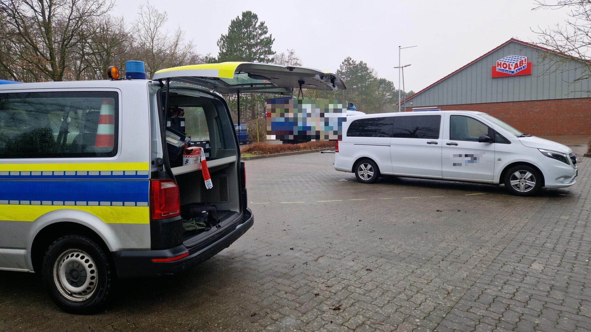 Ein Polizeiwagen steht mit geöffneter Heckklappe auf einem Supermarktparkplatz. Zuvor war dort eine Seniorin von einem Lkw überfahren worden. 