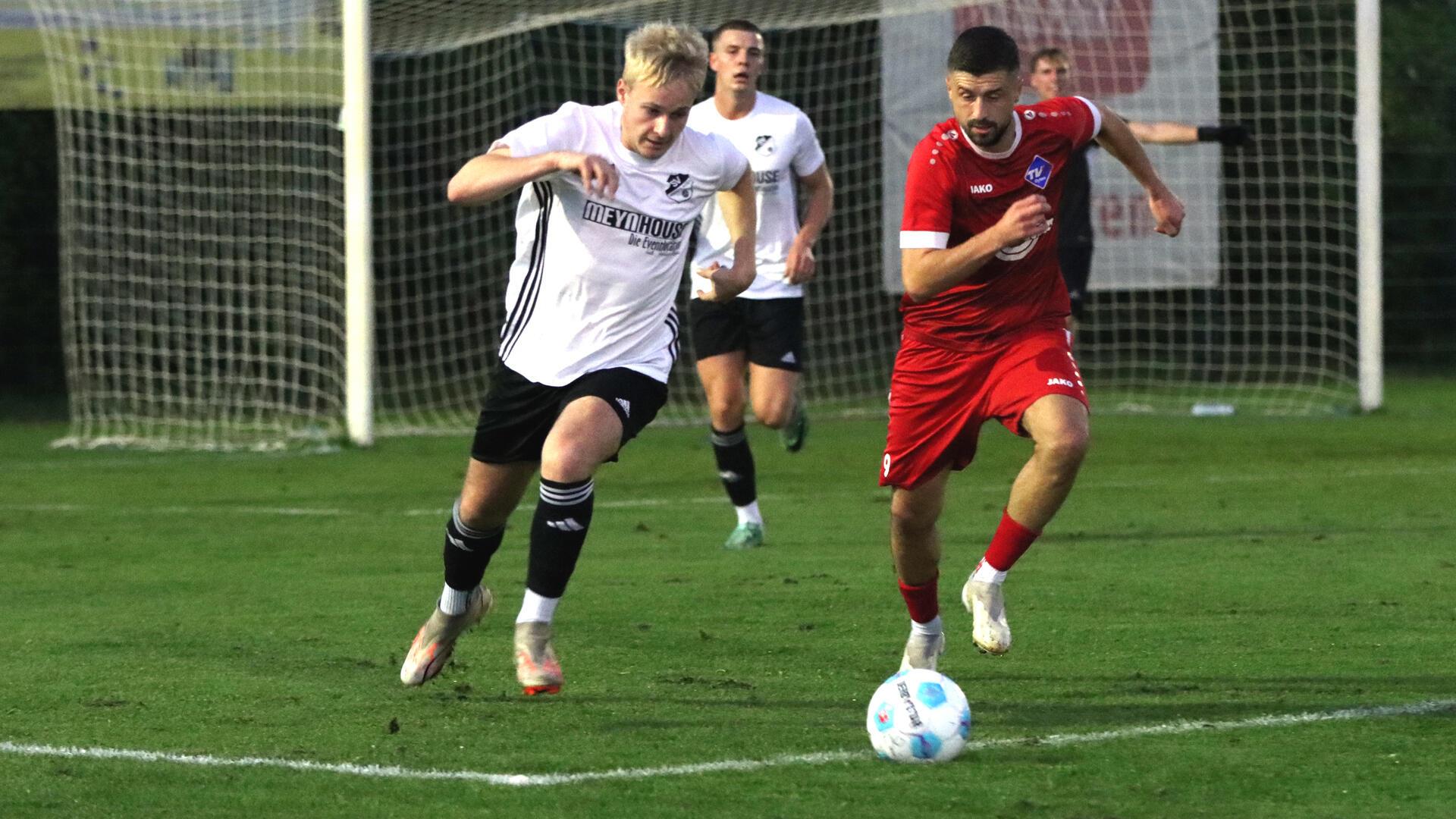 Mit einer butterweichen Flanke bediente Lasse Holsten (li.) Lucas Heins zum 1:1.