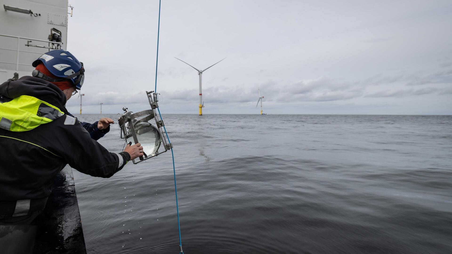 Ein Forscher an Bord des Schiffs «Atair» entnimmt eine Wasserprobe im Bereich eines Nordsee-Windparks in der Deutschen Bucht.