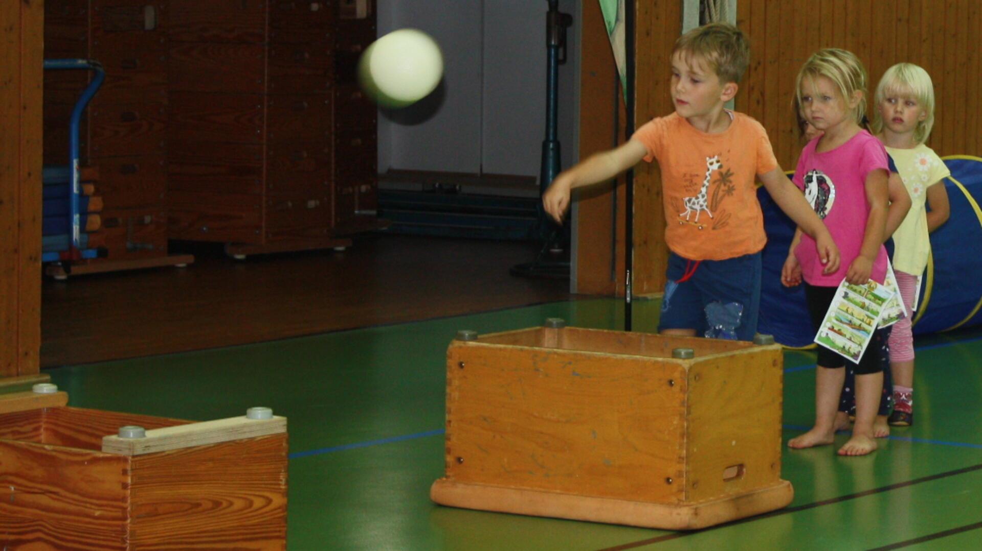 Mit ganz viel Spaß arbeiteten die Jungen und Mädchen der Kita „Rappelkiste“ aus Driftsethe den Parcours für das Minisportabzeichen ab.