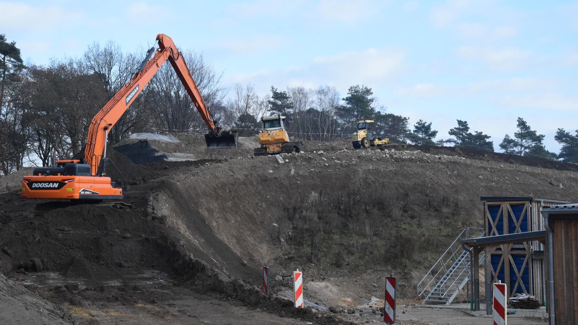 Mit großem Aufwand ließ der Schießstandverein einen gewaltigen Lärmschutzwall bauen, das Bild entstand während der Erdarbeiten im Dezember 2022. Manche Bürger haben nun das Gefühl, dass er nicht die erhoffte Wirkung zeigt.