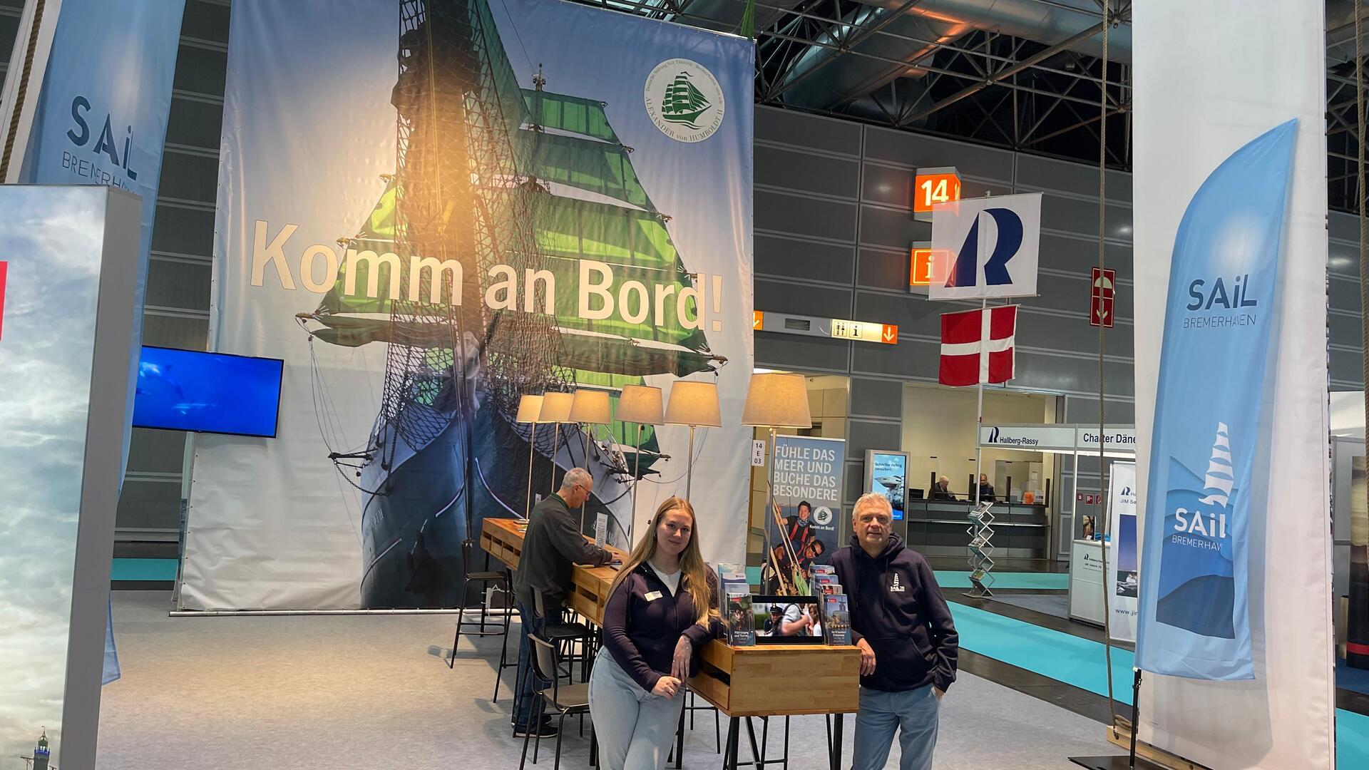 Mit großen Bildern von „Alex II“, „Schulschiff Deutschland“ & Co. bewerben Bremerhavens Touristiker (im Bild Celine Nowodworski und Marc Reichelt) die Sail während der Messe "boot" in Düsseldorf.