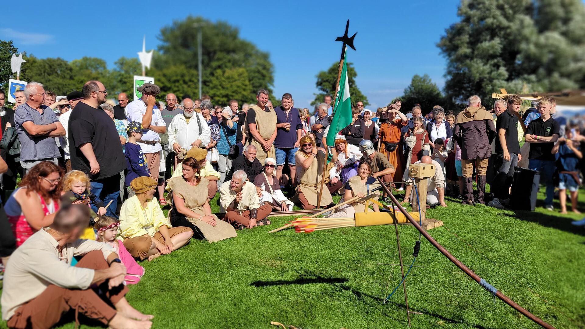 Mit ihrem Wurster Dreikampf haben die Veranstalter bei den Besuchern ins Schwarze getroffen. Zu Hunderten feuerten sie die Teams aus den umliegenden Dörfern an.