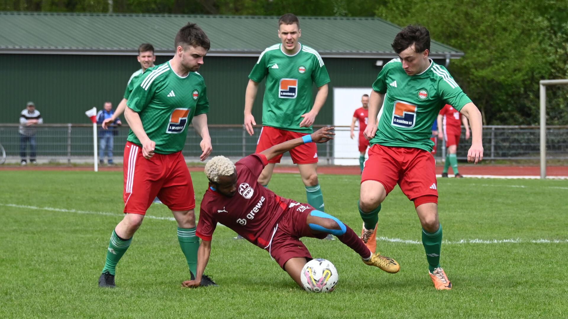 Mit vereinten Kräften in die Bezirksliga: Lukas Hincke, Jan-Simon Klotz und Luc Eymers könnten schon am morgigen Sonntag mit dem BSC Meister der Fußball-Kreisliga werden.