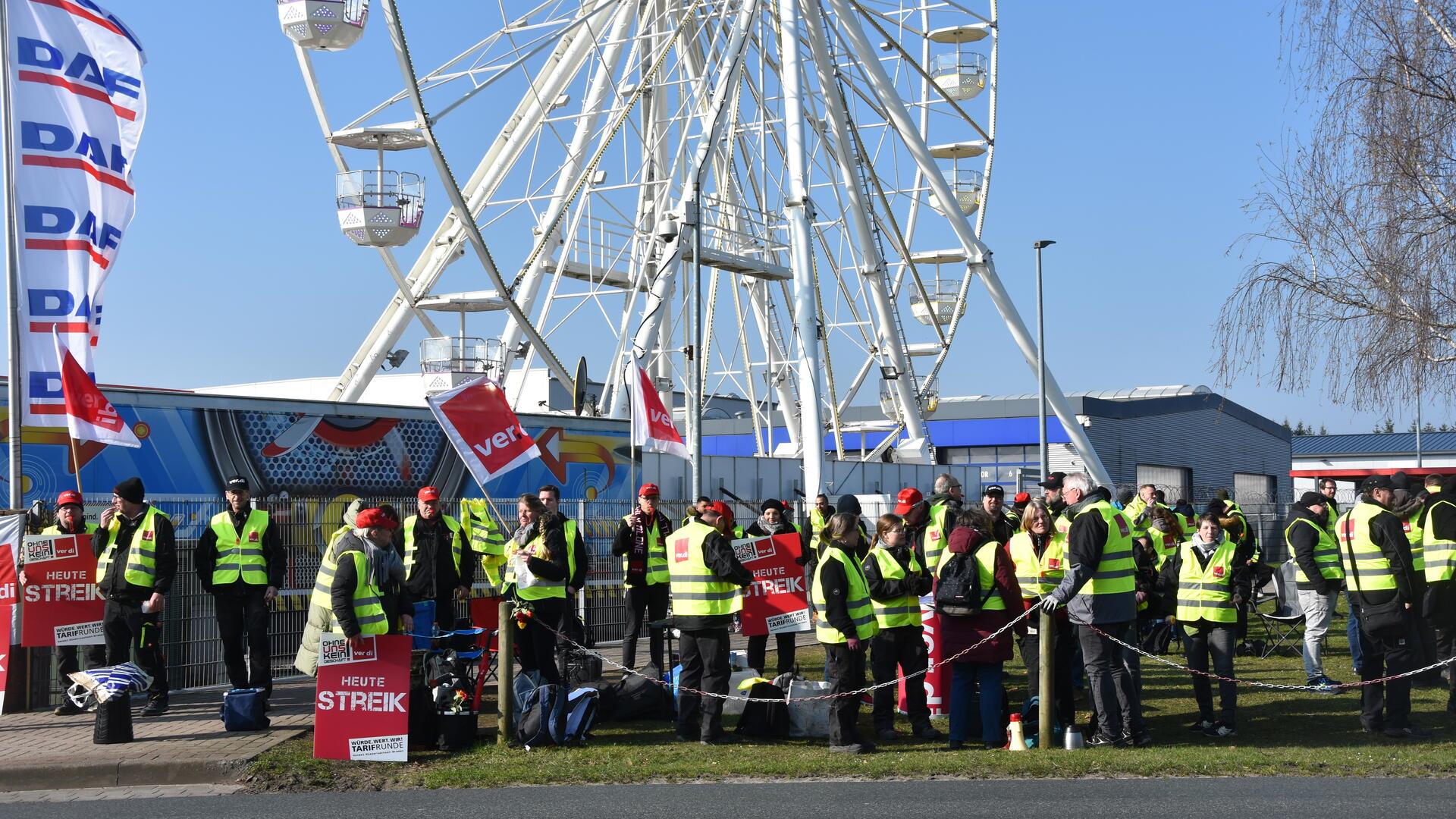 Mitarbeiter des Ersatzteillagers von Fricke streiken für mehr Lohn und bessere Arbeitsbedingungen. 