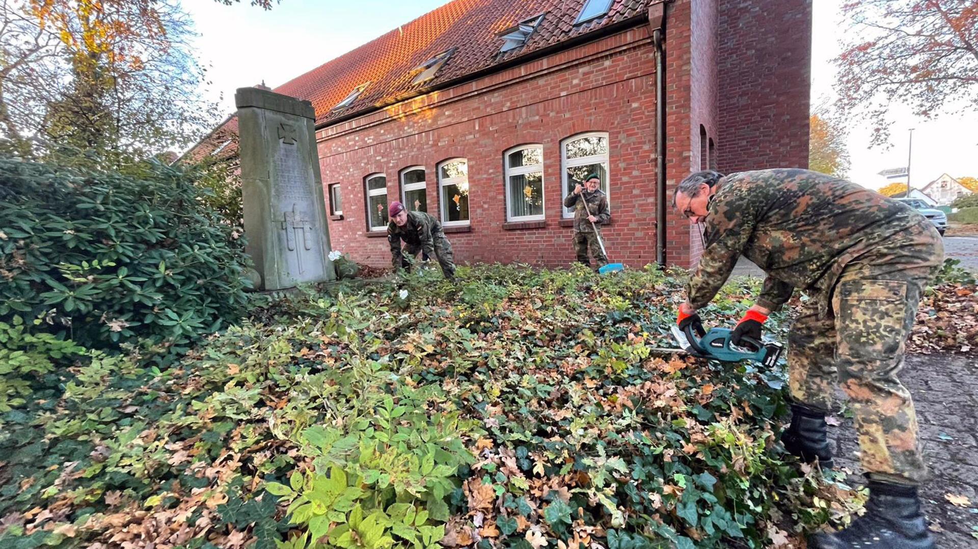 Mitglieder der Reservistenkameradschaft bei der Denkmalpflege. Sie kümmern sich kontinuierlich um das Ehrenmal.