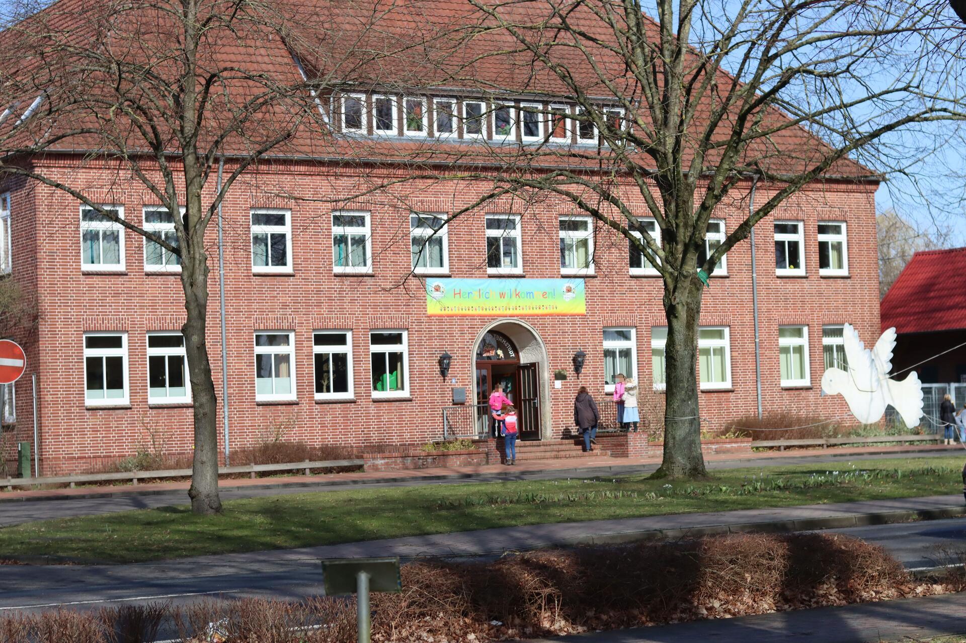 Mitglieder des Fördervereins der Grundschule Tarmstedt treffen sich zur Jahresversammlung in der Pausenhalle.