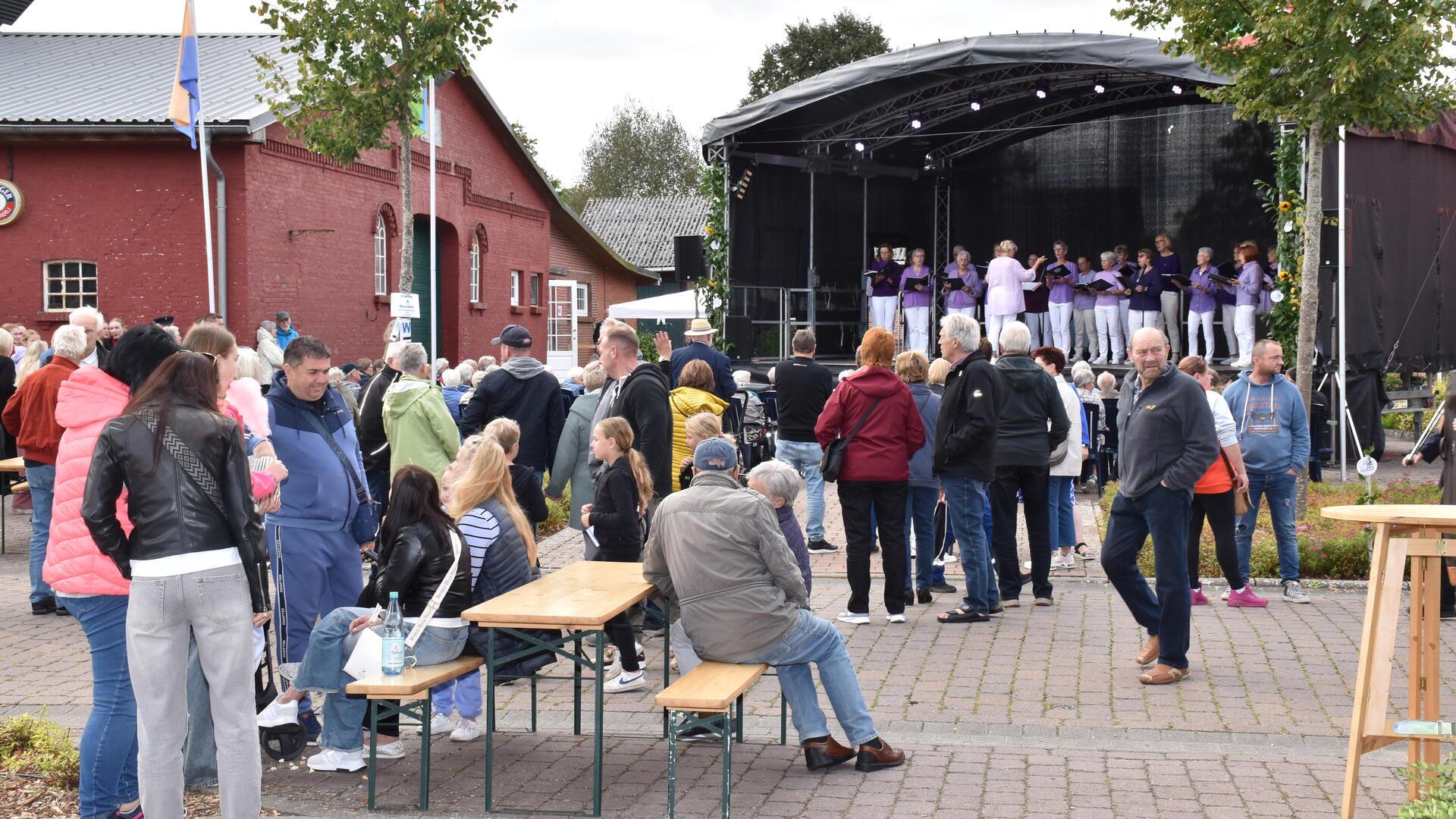 Mitmachaktionen vor dem Mehrgenerationenhaus.