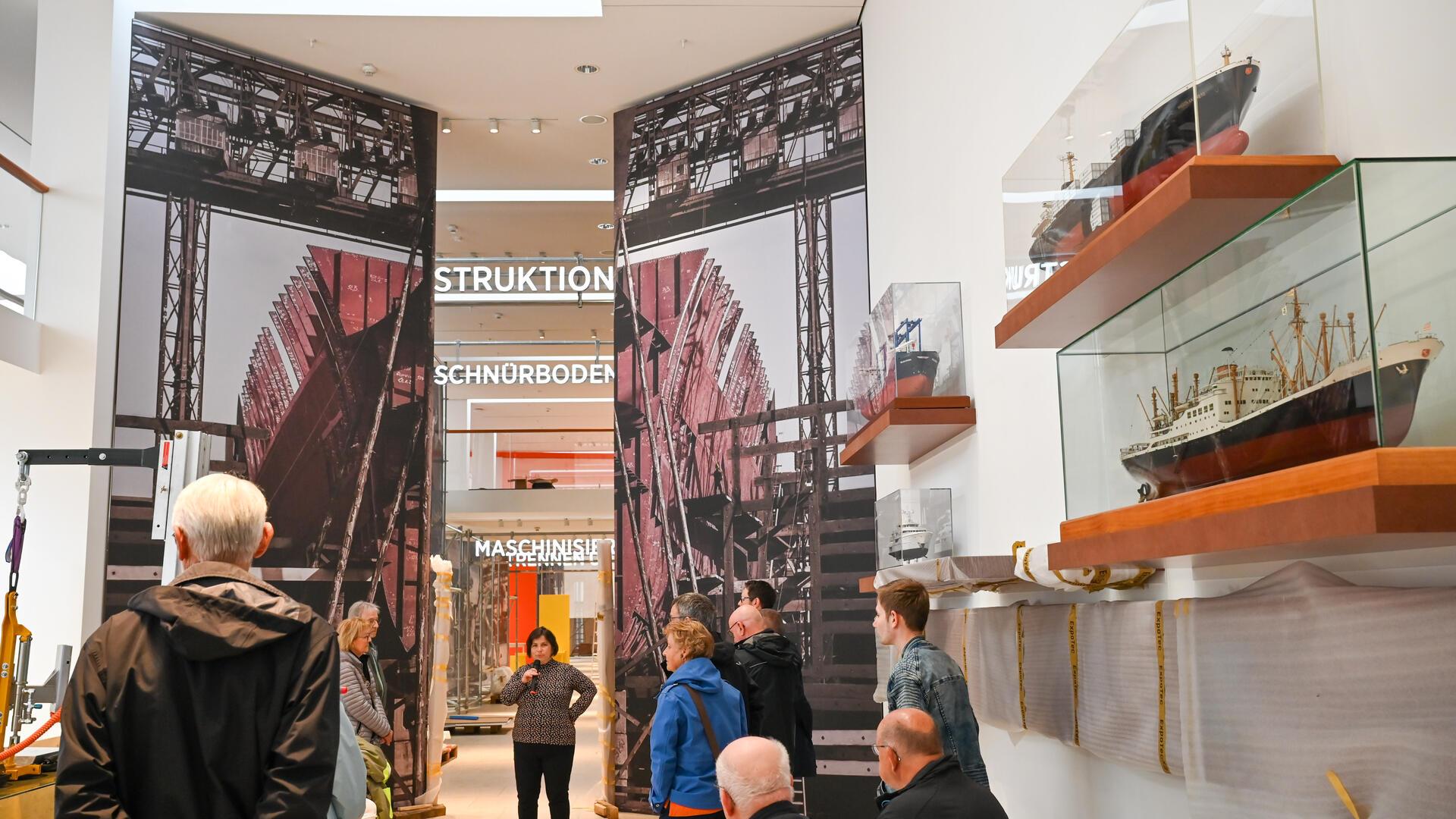 Mitten im Erweiterungsbau des Deutschen Schifffahrtsmuseums stehen die Besucher plötzlich vor dem raumhohen Eingangstor einer Werft. 