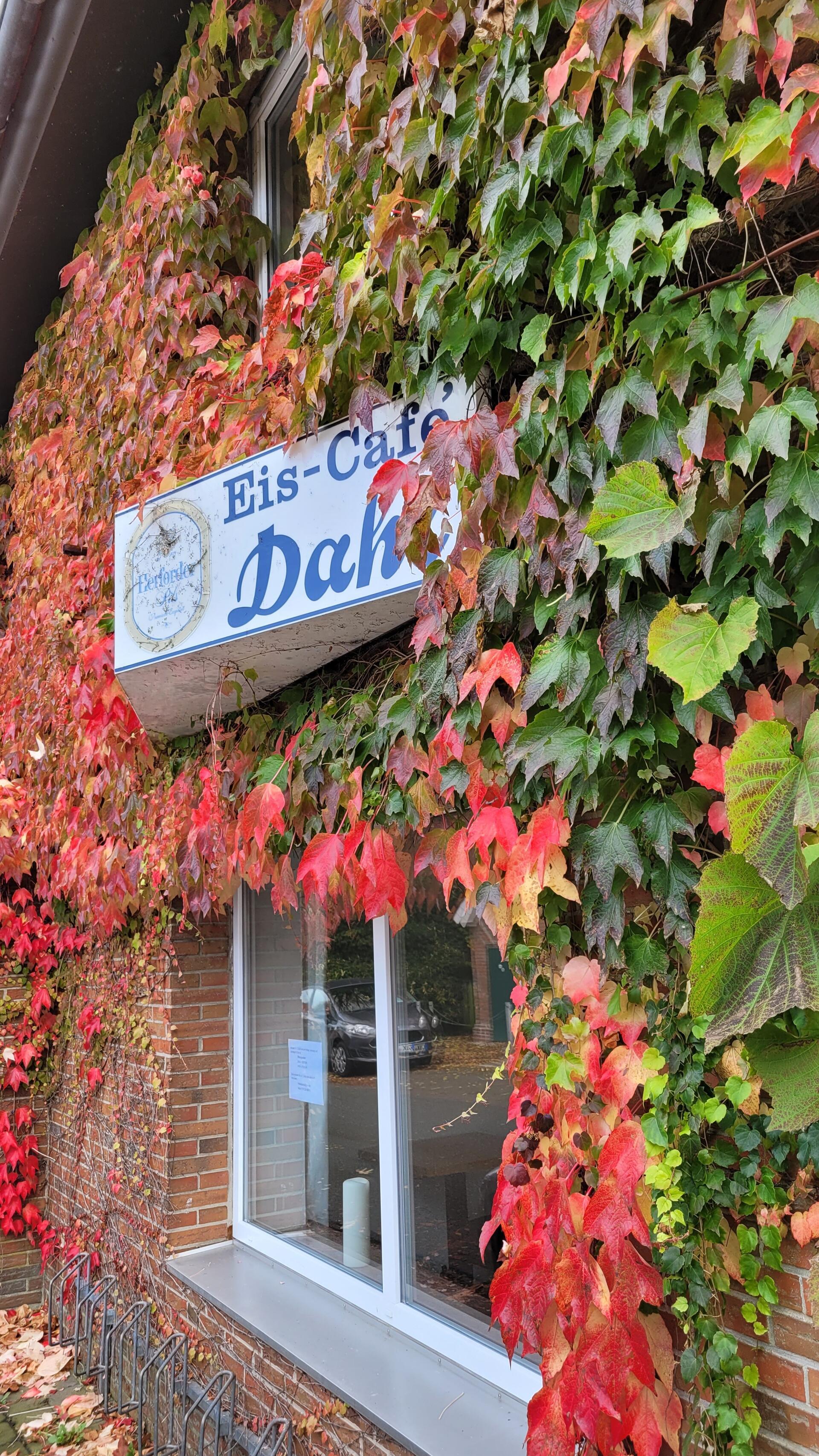 Mitten im Zentrum des kleinen Nordseebades Wremen liegt das Eiscafé Dahl.