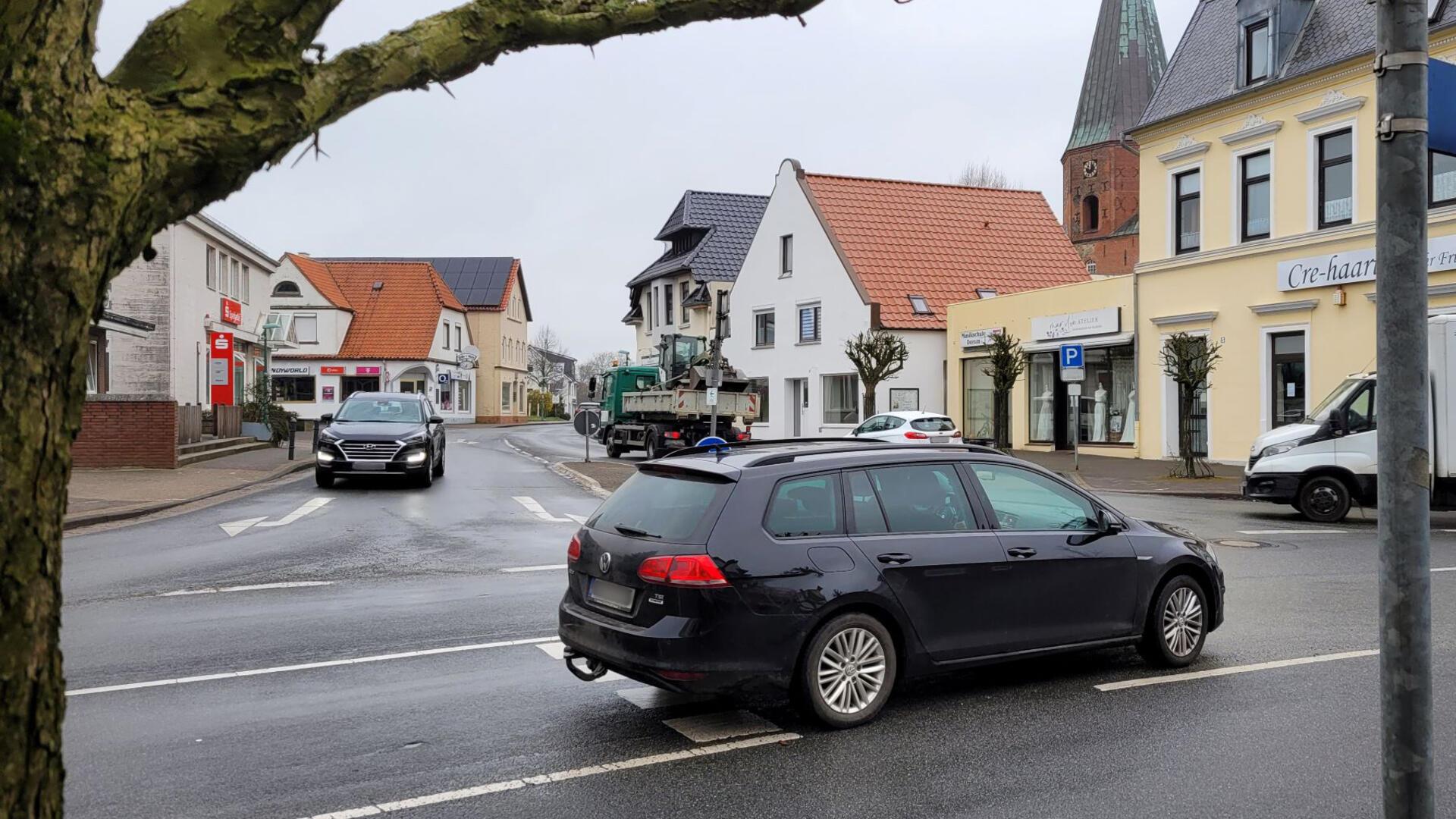 Mitten in Dorum treffen zwei Landesstraßen aufeinander. Die Einheimischen wünschen sich mehr (Verkehrs-)Ruhe in ihrem Zentrum.